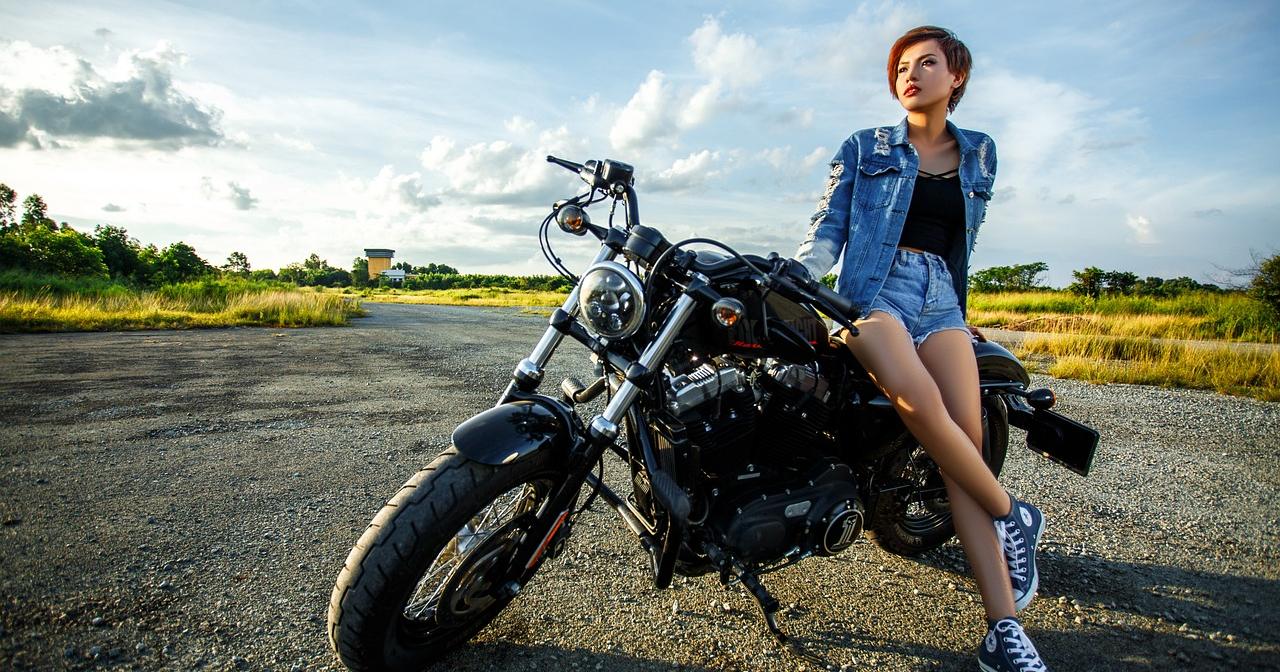 Sezon Motocyklowy w pełni, jak zabezpieczyć tablicę rejestracyjną