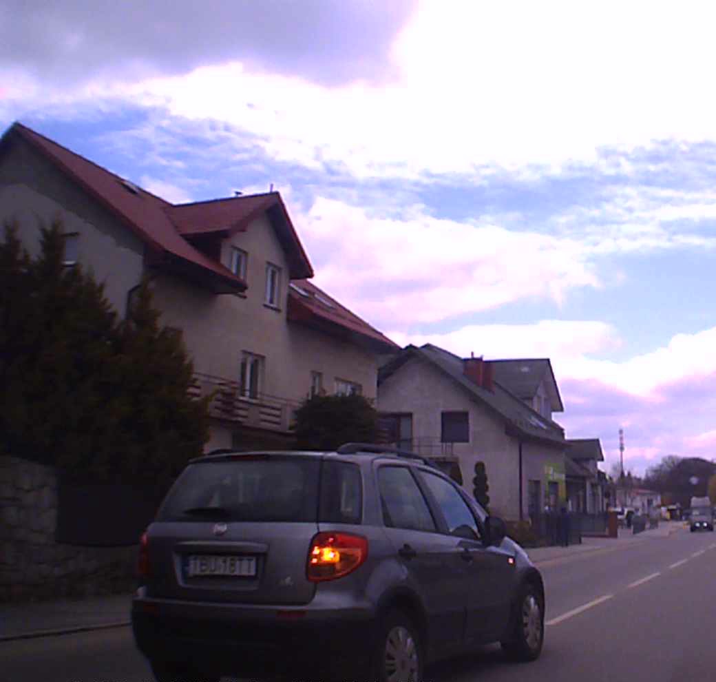 Narwaniec siedzi na zderzaku, hamuje na ostatnią chwilę i wyprzedza przed samym rondem. Nie polecam ...