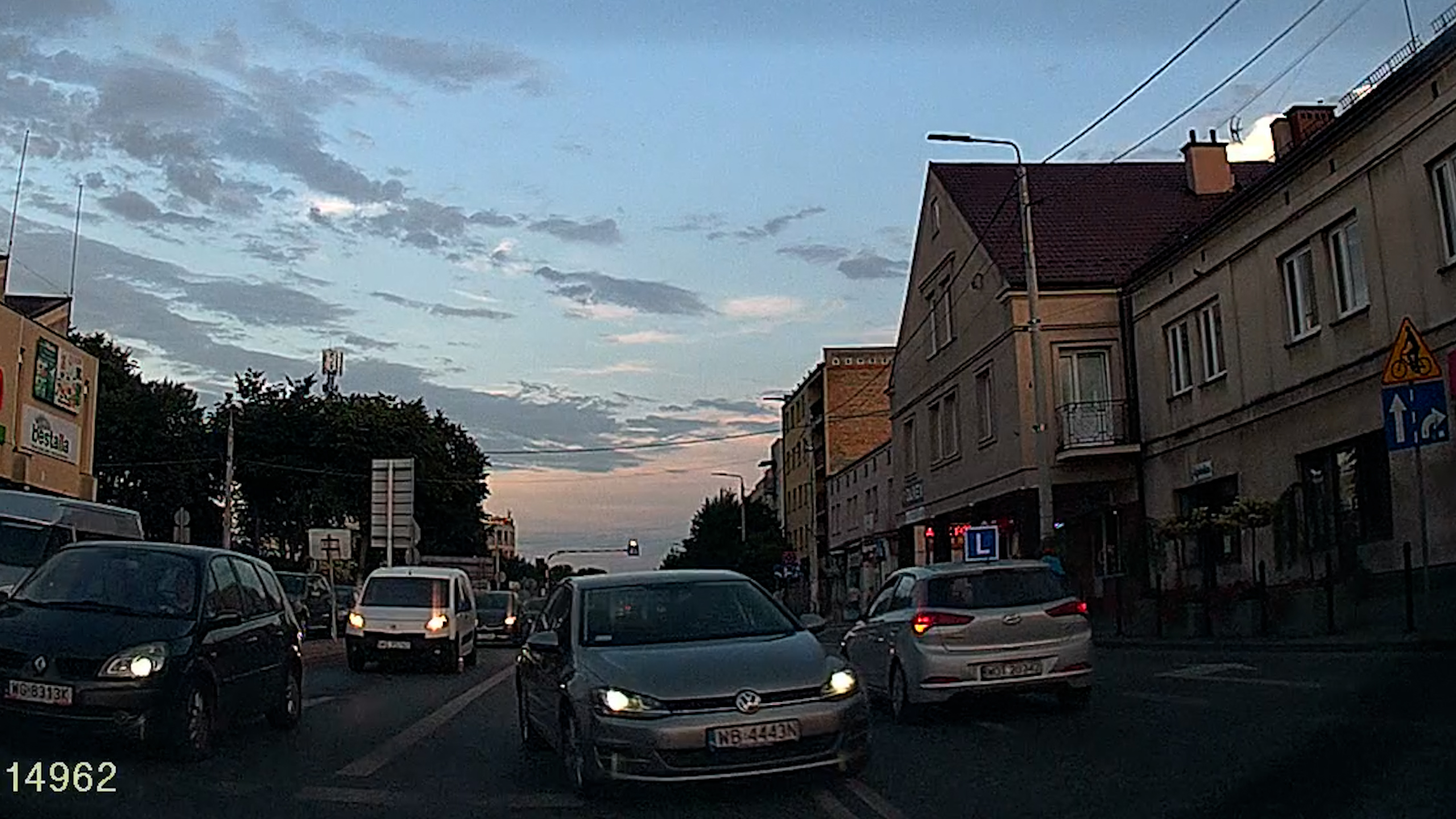 https://youtu.be/_IYFeSwd_DA?t=480<BR>Skręca po ciągłej bez kierunkowskazu mało nie rozjeżdżając ...