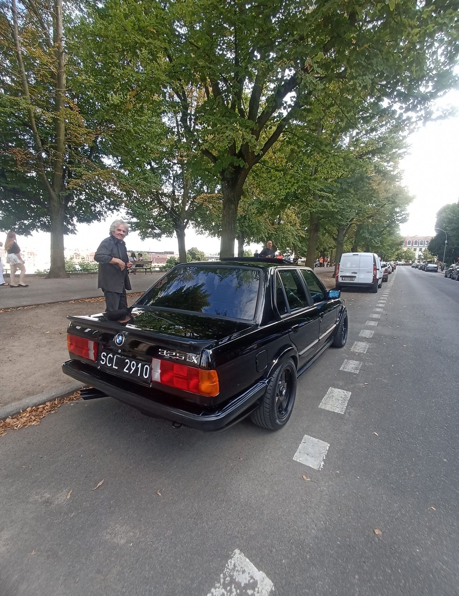 Numer rejestracyjny SCL 2910 posiada BMW 325 - SCL2910