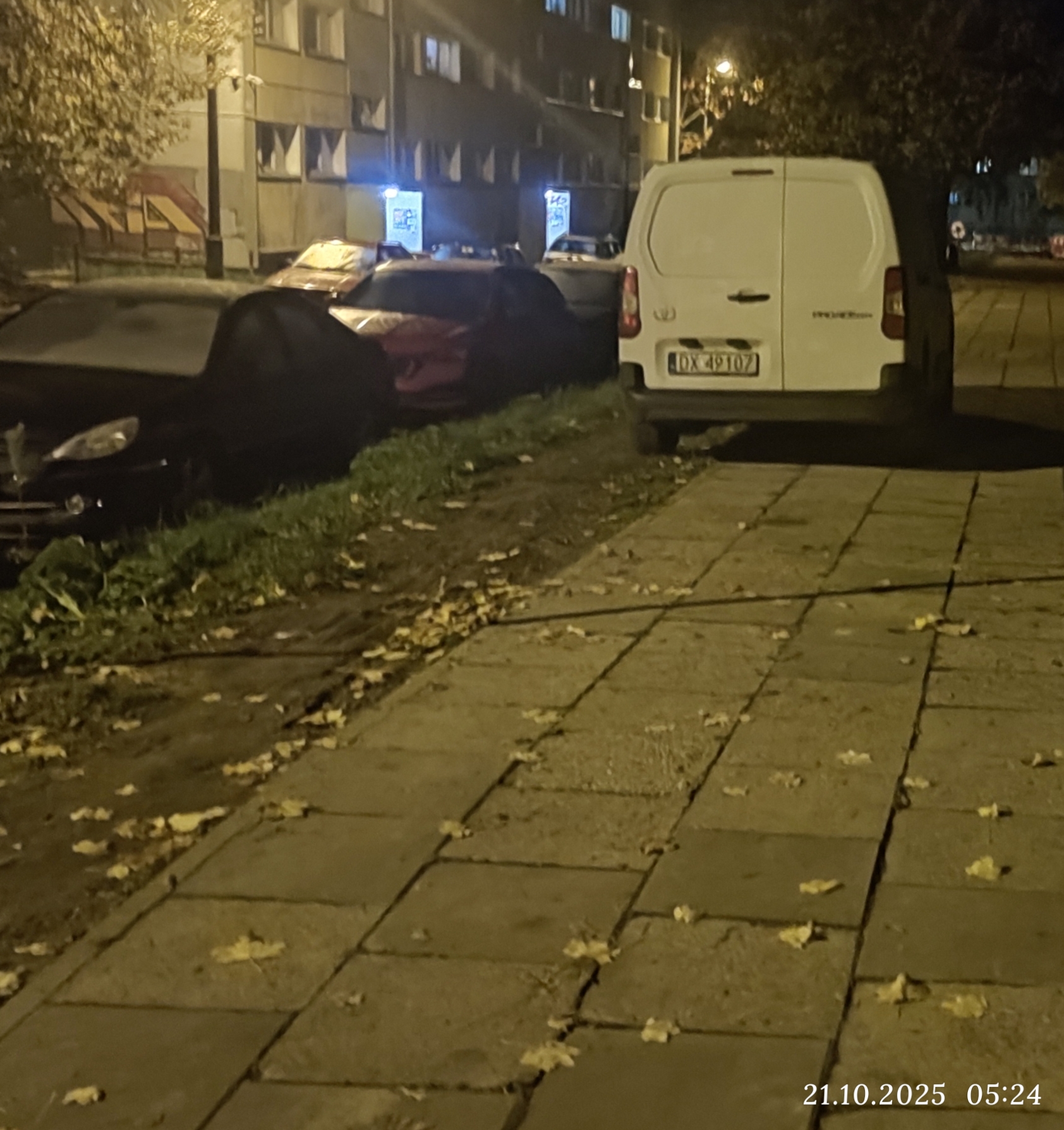 Jazda po chodniku, parkowanie z dala od krawędzi jezdni, parkowanie na trawniku autem ponad 2tony