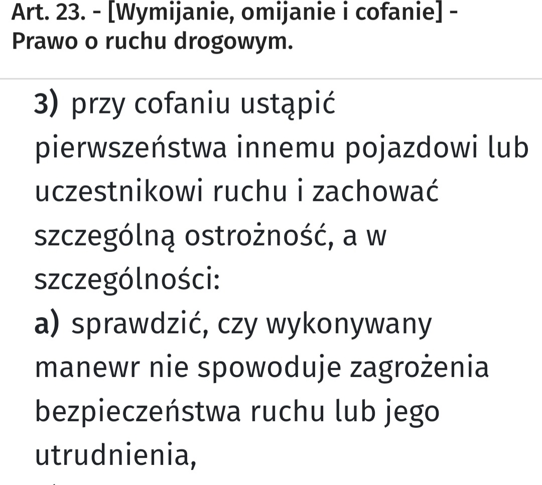 Zabytek wymusza pierwszeństwo przejazdu, wycofując ze sklepowego parkingu, wprost pod nadjeżdżające ...