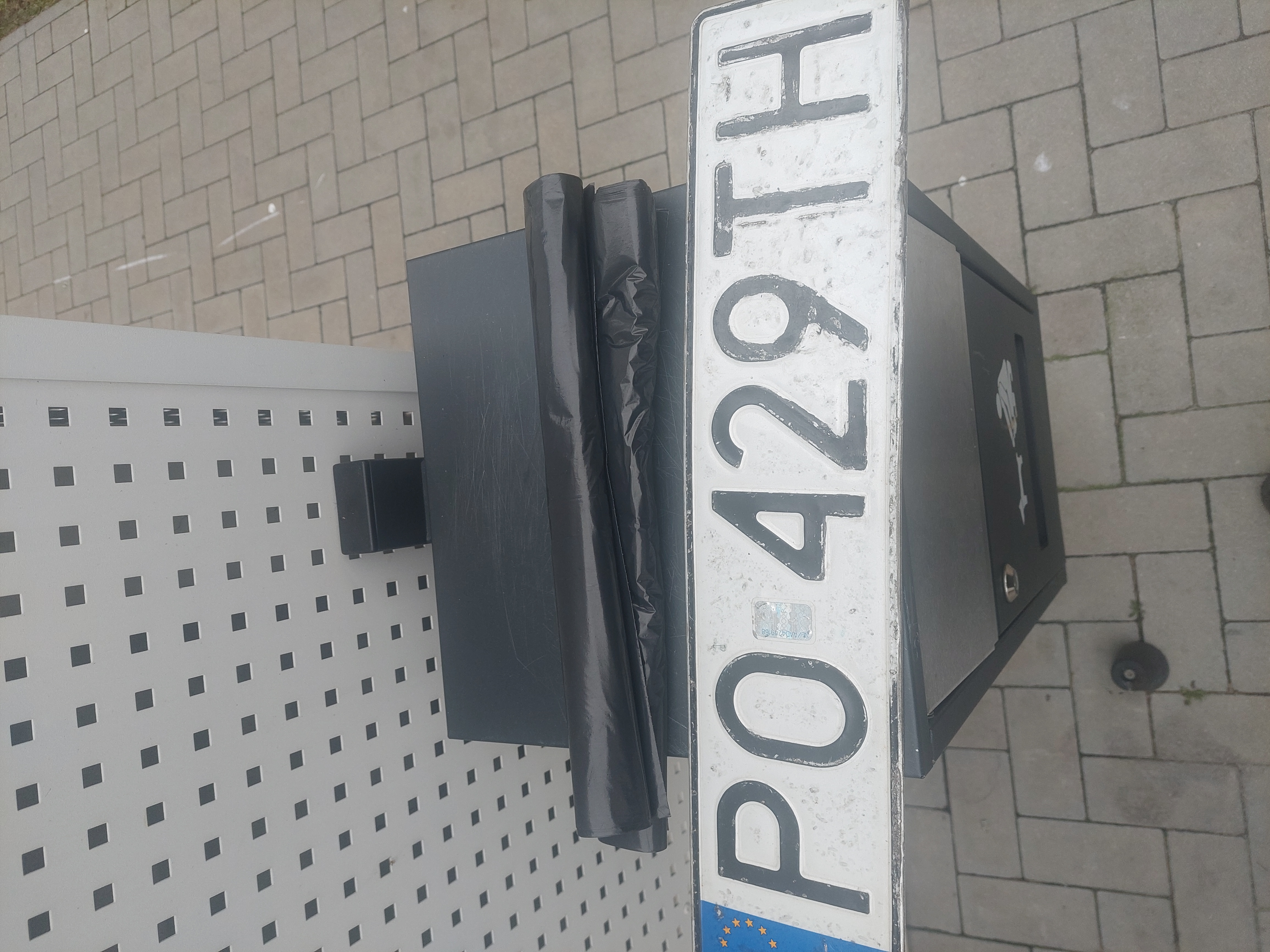 Znaleziono tablicę rejestracyjną o numerach PO429TH