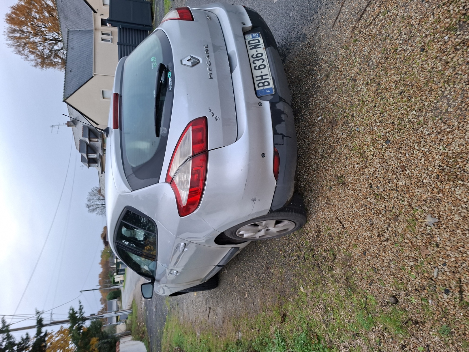 Stationnement abusif devant un parking et portail privé