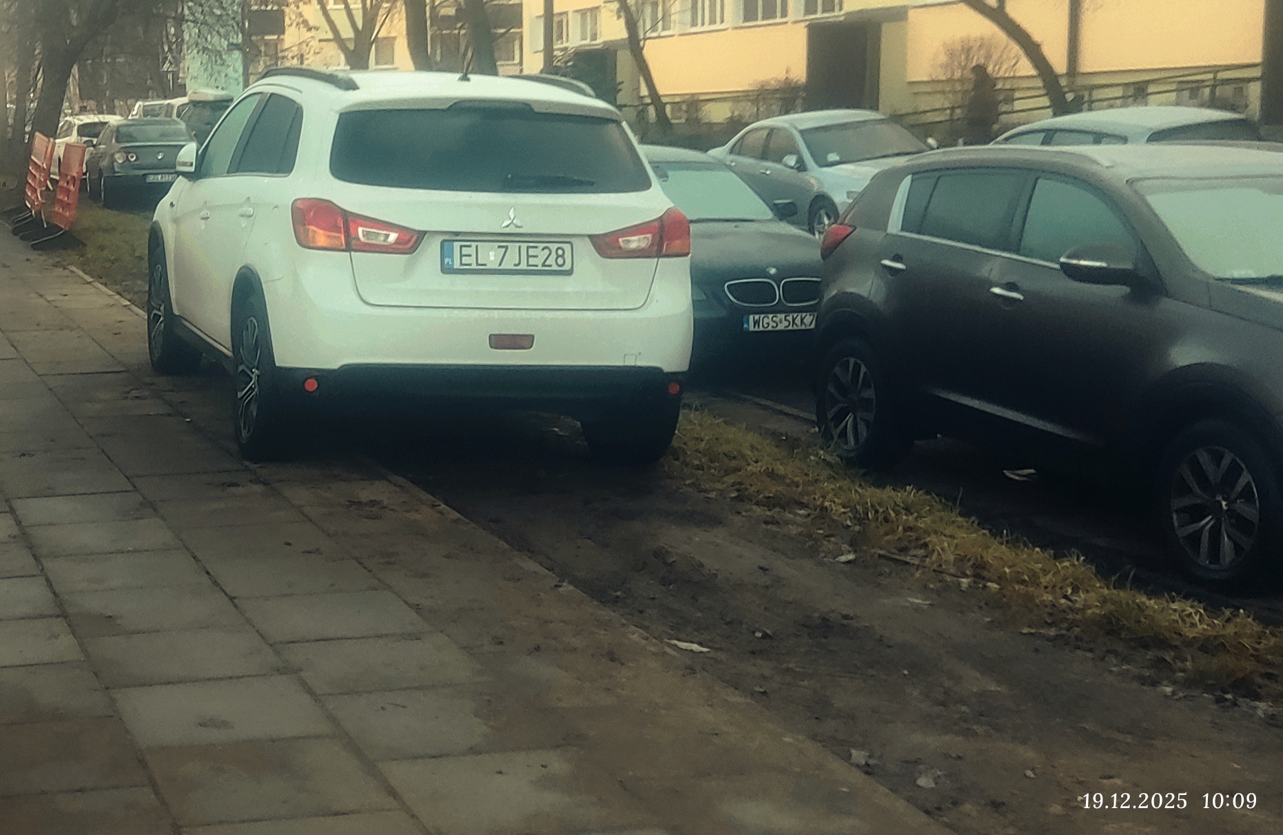 Mistrz parkowania w pojeździe o numerach EL7JE28