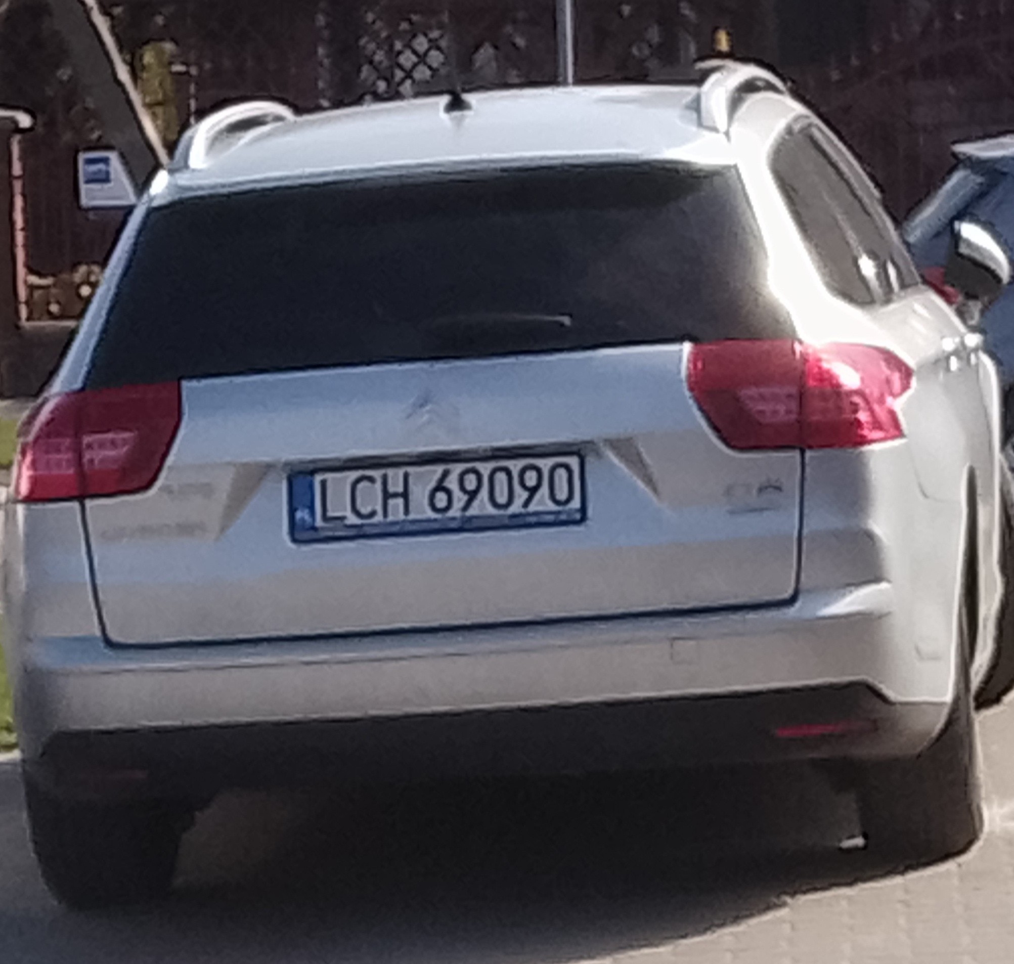 Kierowca wulgarny nie stosuje się do przepisów parkuje na miejscach dla inwalidów i zakazach