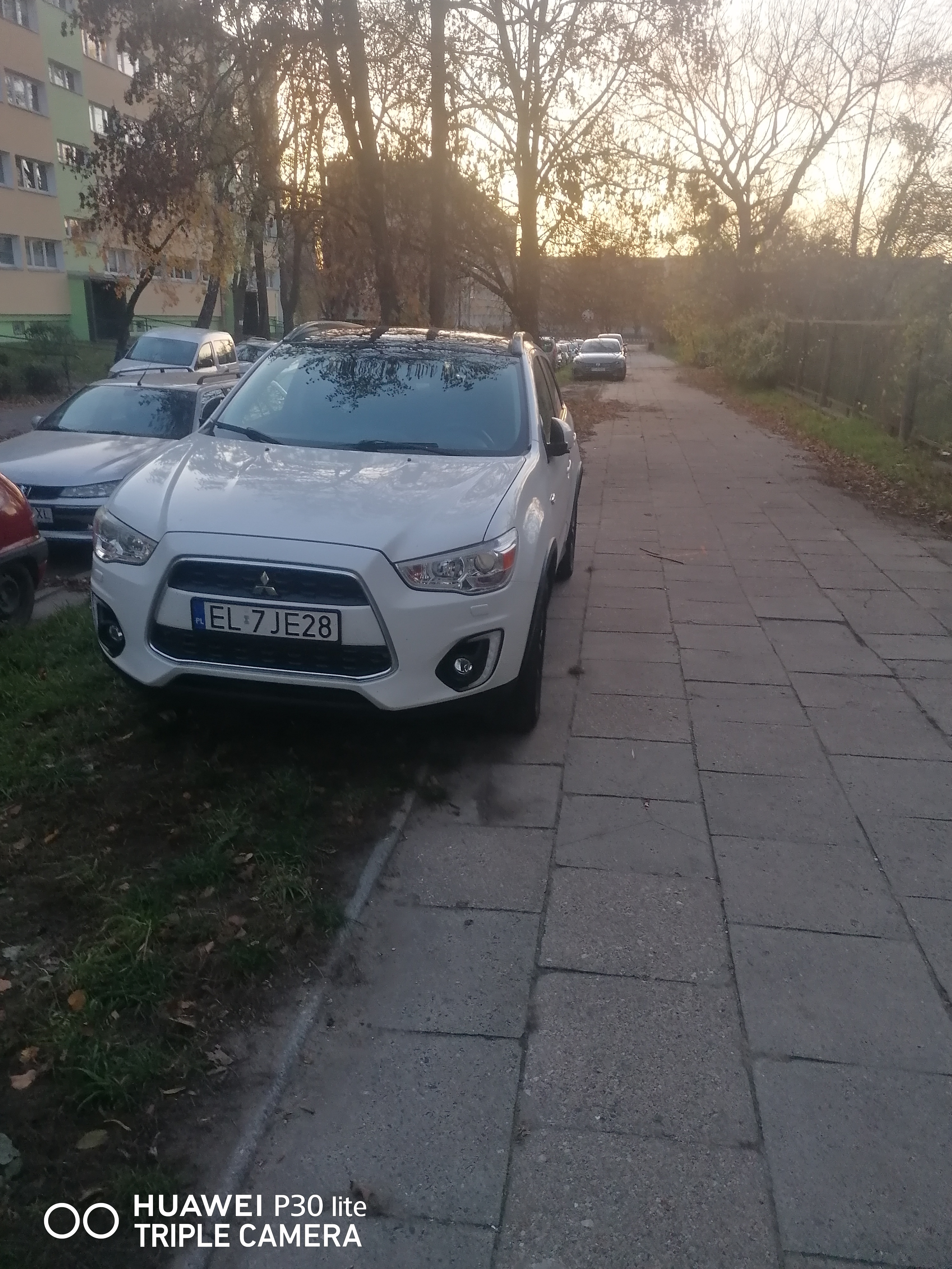 Jazda po chodniku wzdłuż boiska szkolnego w celu zaparkowania na trawniku z dala od krawędzi jezdni:<BR> ...