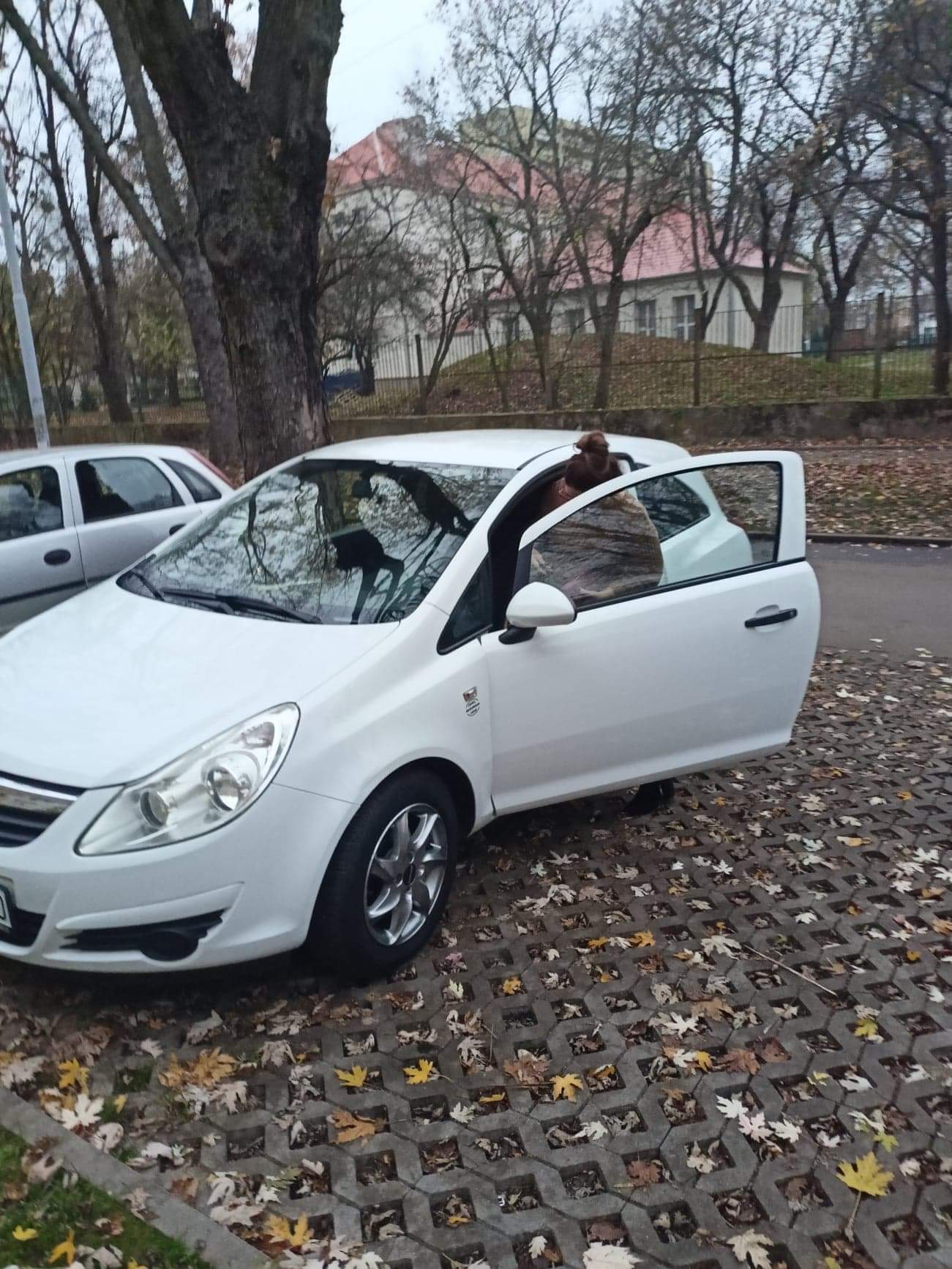 Skradziono pojazd o numerach rejestracyjnych PRA07370