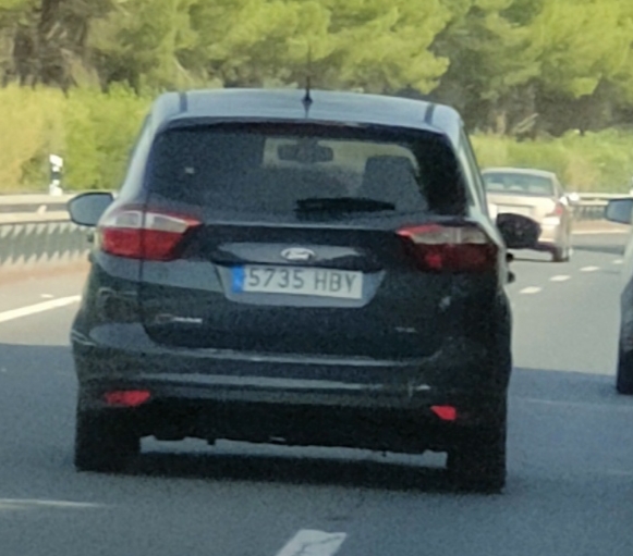 Una conductora muy peligrosa, poniendo en juego la vida de los demas conductores cometiendo grabes infracciones ...