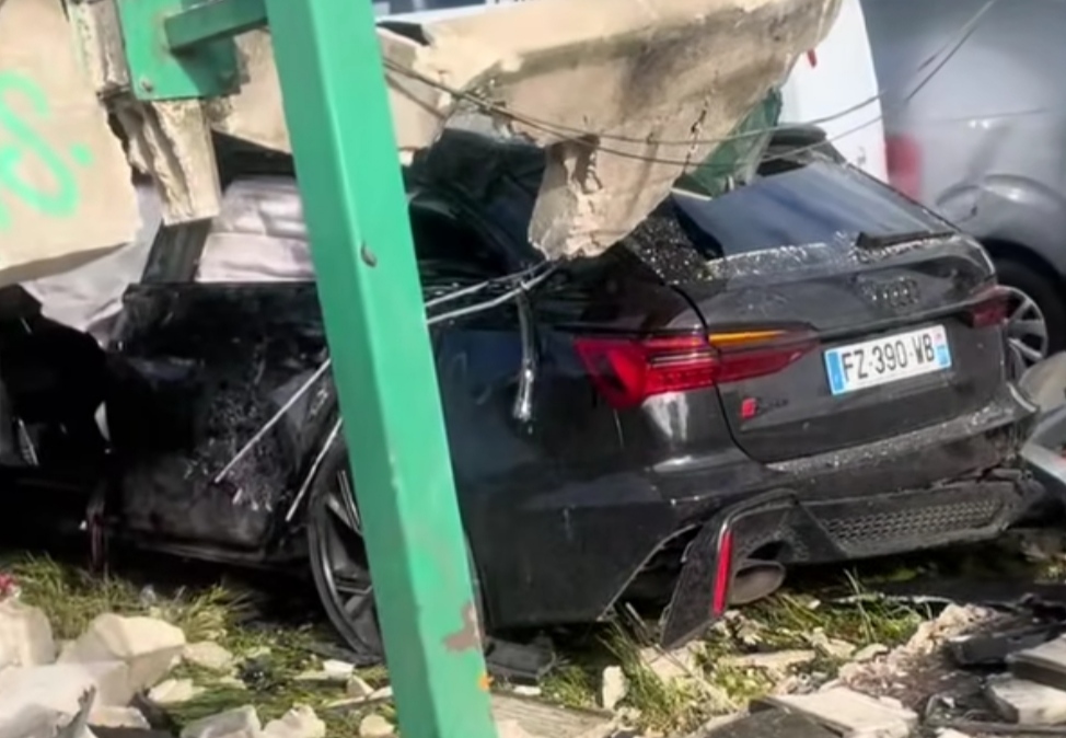 Auto rozbite, po uderzeniu w ścianę