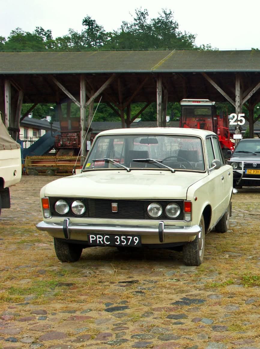 Dane zawarte w bazie danych zawierają liczne błędy dotyczące, modeli aut wersji wyposażenia ,wersji ...