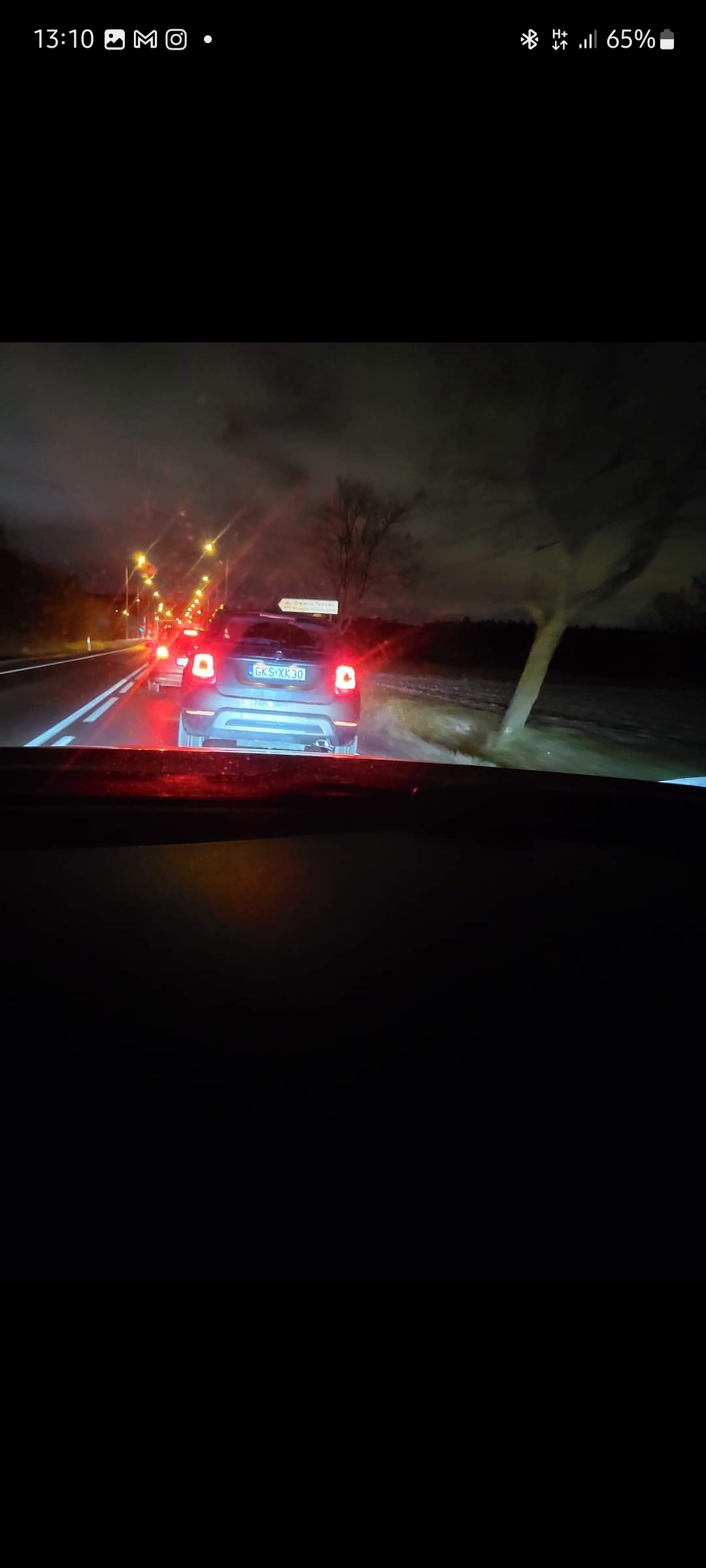 Typ wyprzeda na zakręcie po czym gwałtownie wyhamouje pojazdy wyprzedzane.