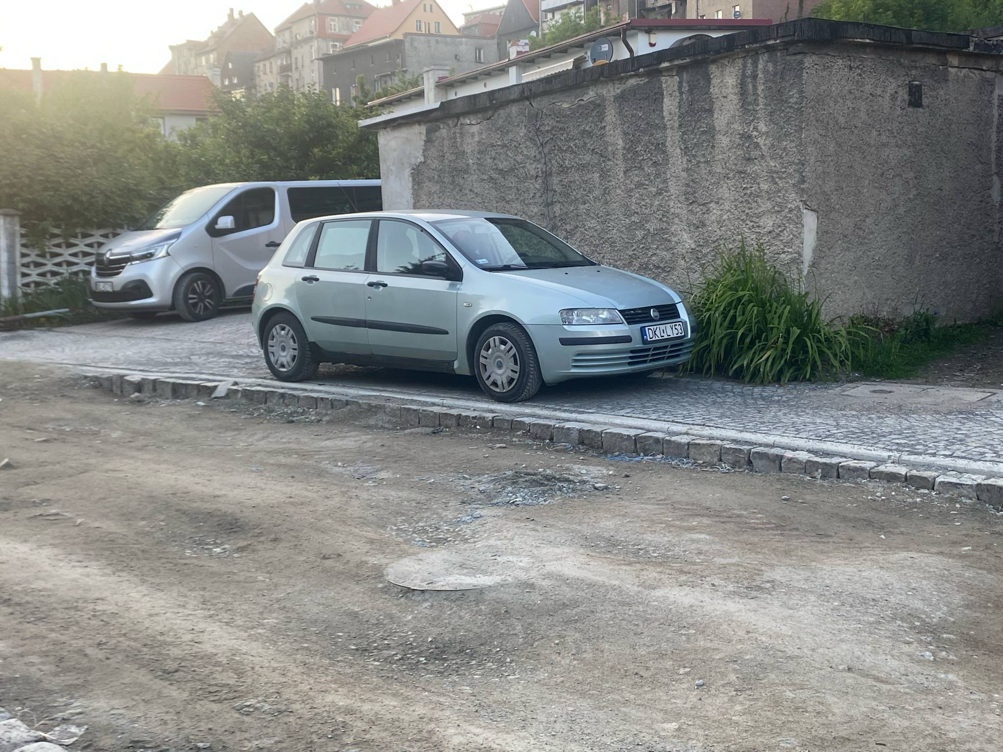 Kobieta kierowca , parkuje na chodniku gdzie jest zakaz parkowania , brak przejścia dla pieszych.