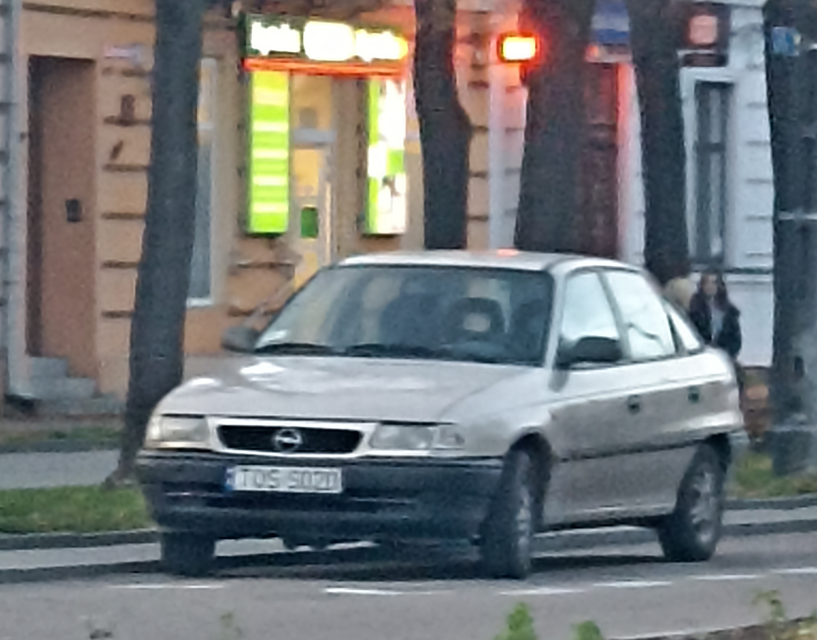 Był wyraźny znak zakazu parkowania a on staje