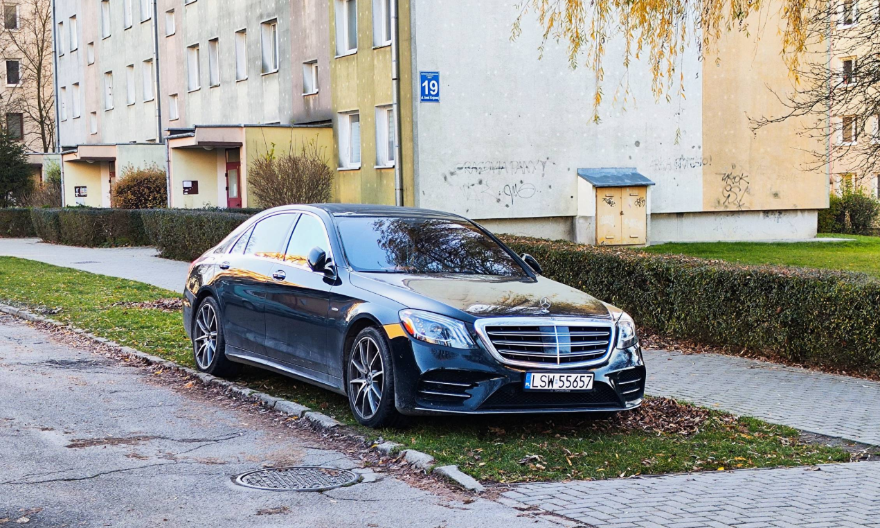 Parkuje na trawniku mimo, że obok jest sporo wolnych miejsc parkingowych