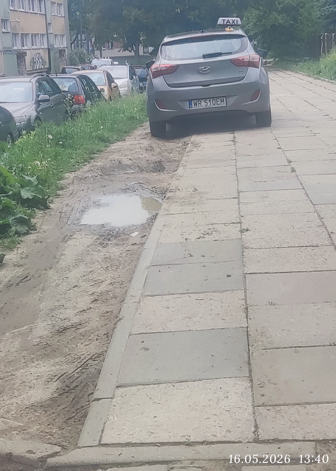 Jazda po chodniku wzdłuż boiska szkolnego w celu zaparkowania na trawniku z dala od krawędzi jezdni. ...