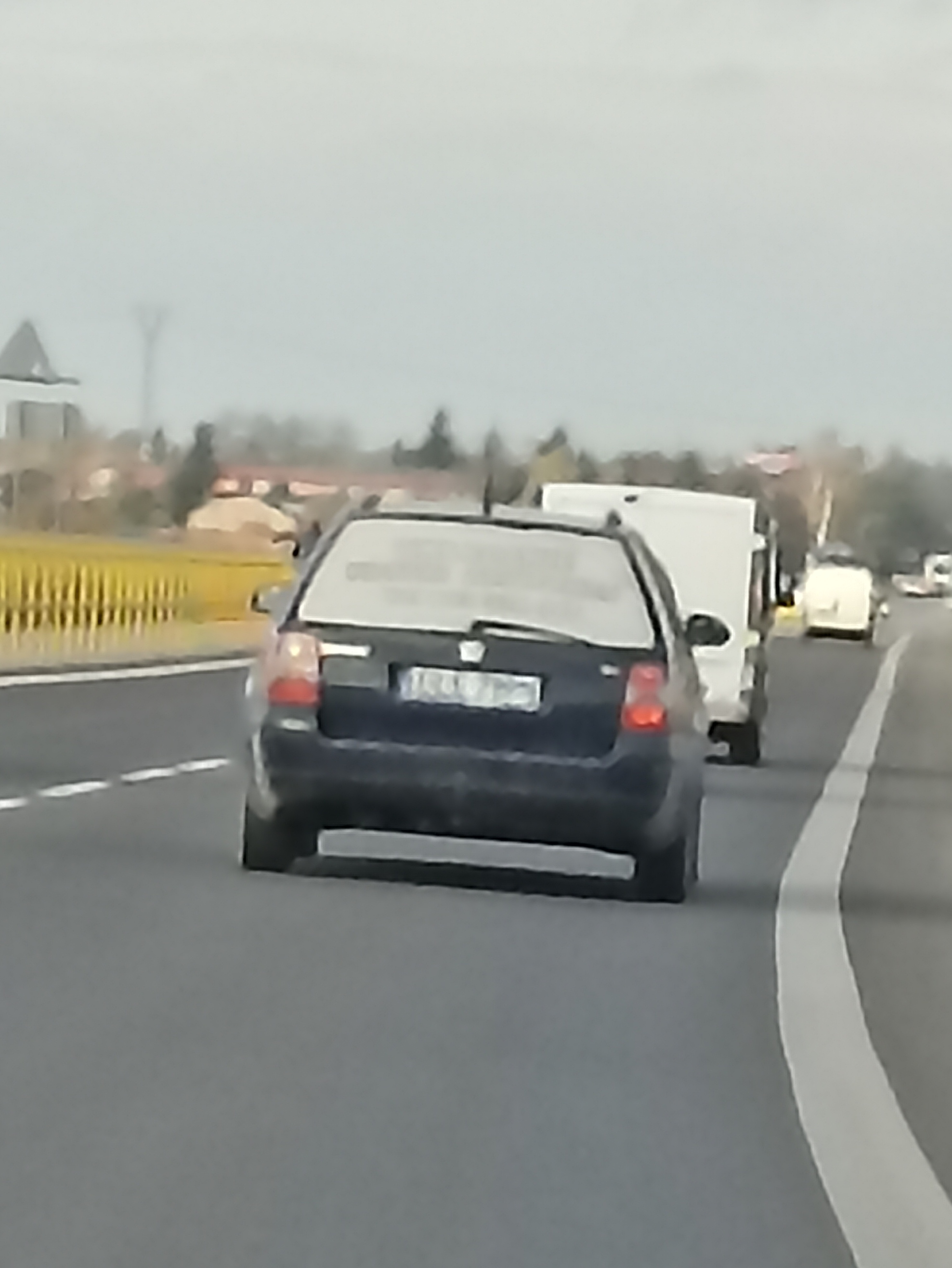 Pirat drogowy w pojeździe o numerach rejestracyjnych ELE79PN