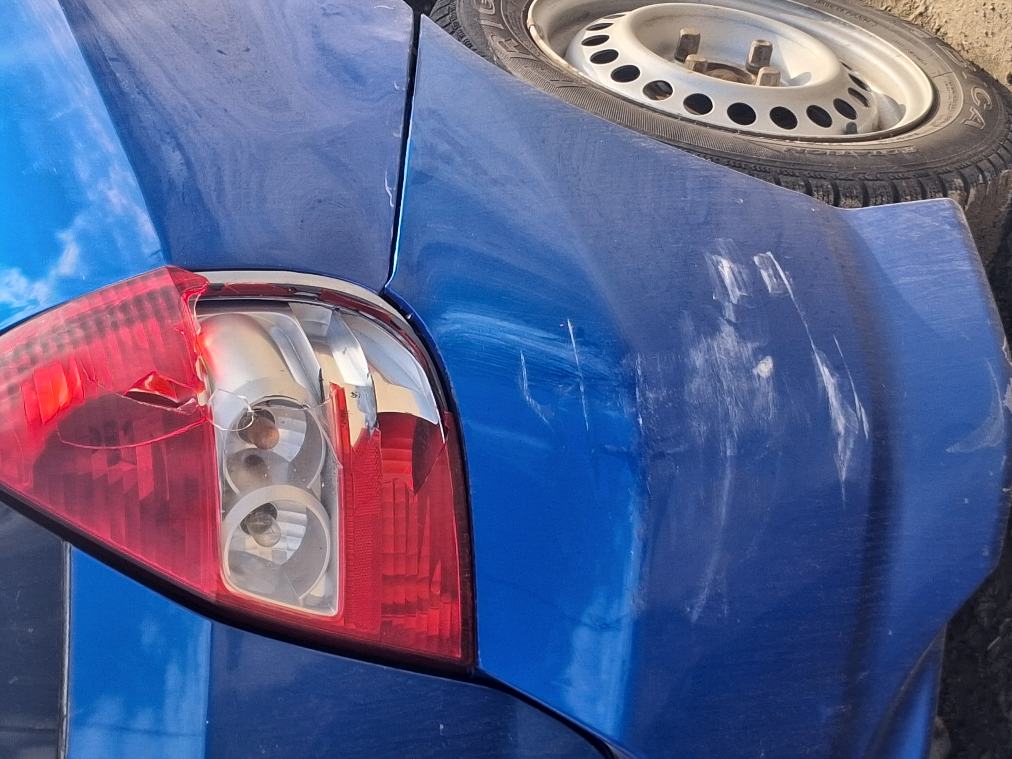 Pojazd o numerach KN0348J uczestniczył w wypadku