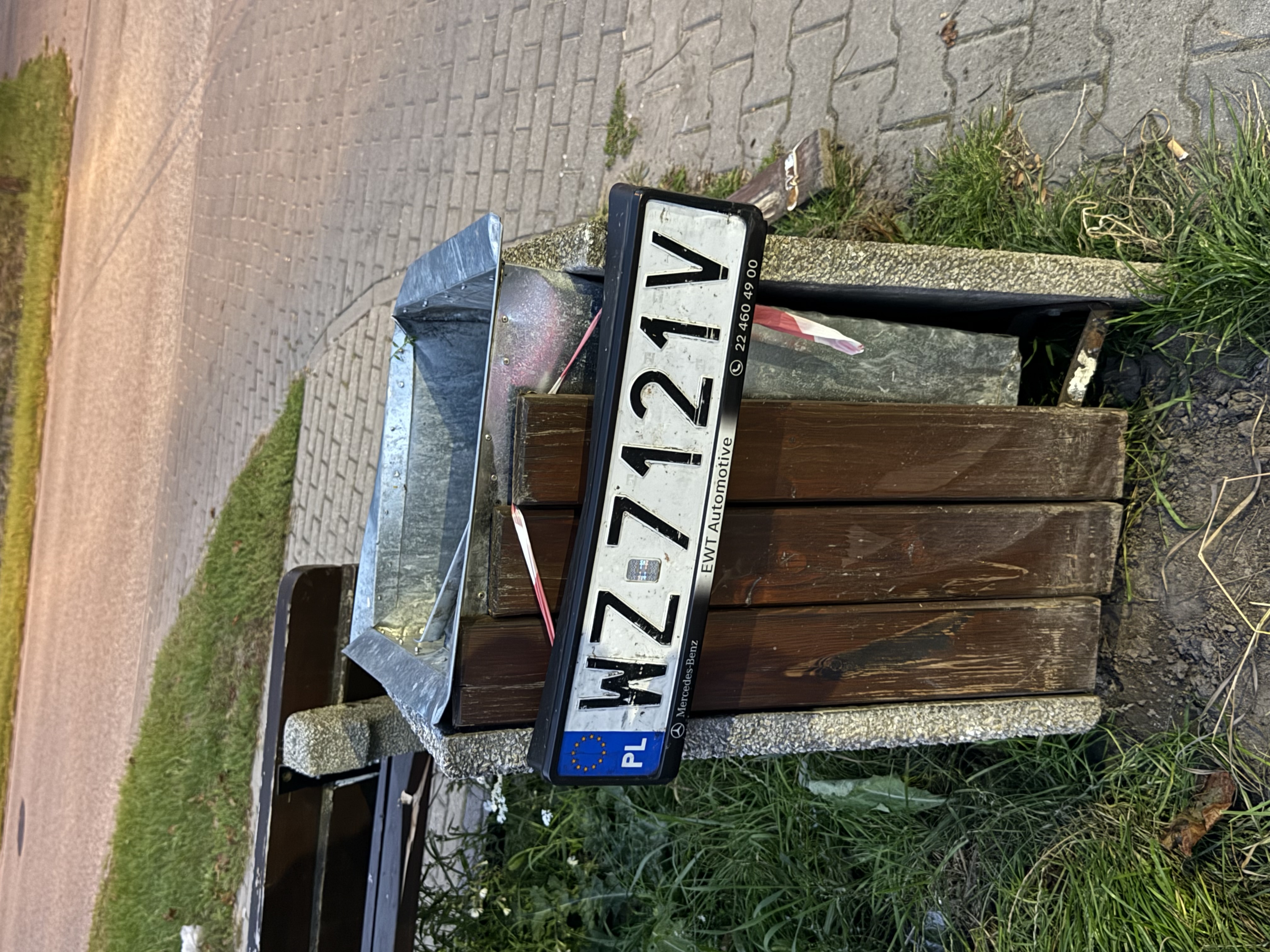 Pirat drogowy w pojeździe o numerach rejestracyjnych WZ7121V