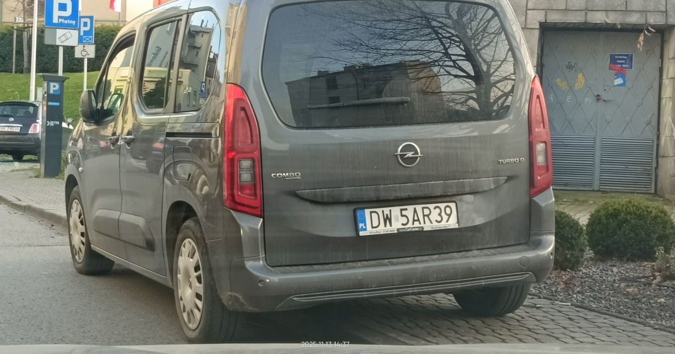 Numer rejestracyjny DW 5AR39 posiada OPEL COMBO LIFE - DW5AR39