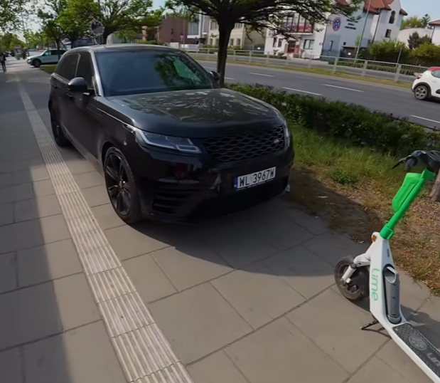 asfaltówa jezdzi po chodnikach i rozjezdza ludzi. w kraju trzeciego swiata z ktorego przyjechala do polski ...