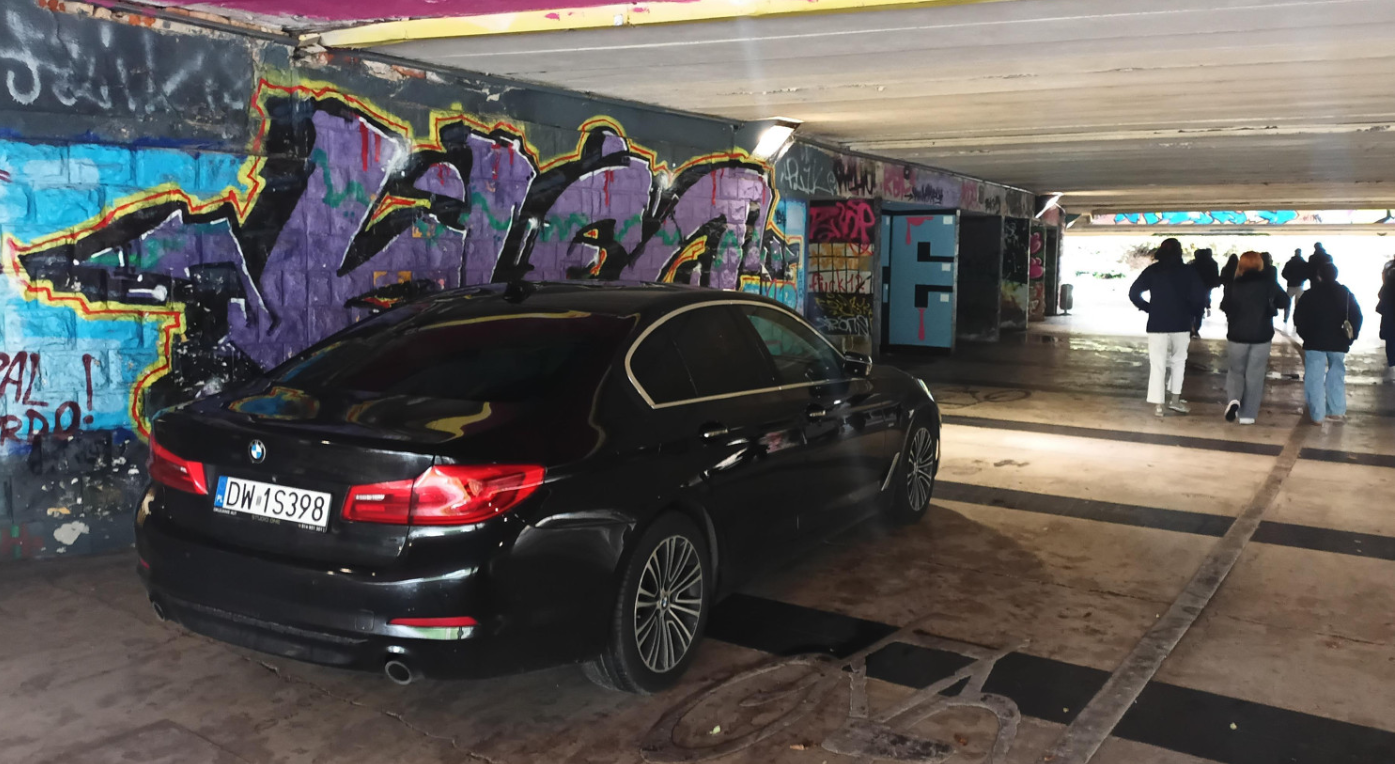 Stanal pod wiaduktem i zadowolony, no kretyn