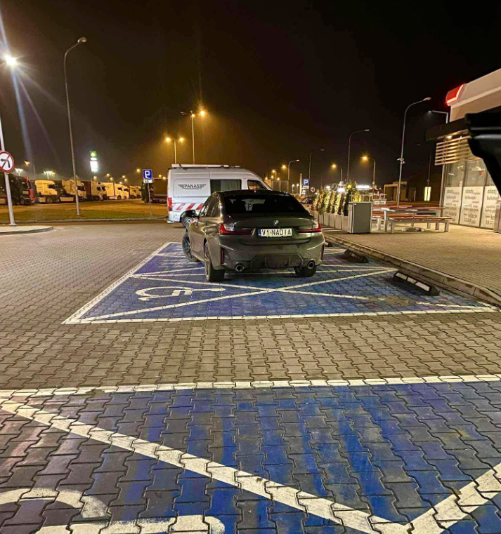 3 miejsca dla niepełnosprawnych zajmuje pani Nadia