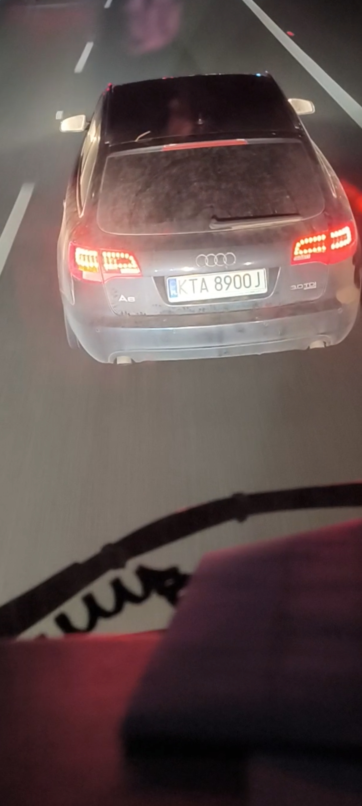 Kierowca zajeżdża drogę, i wychowuje niebezpieczne na drodze powodując zagrożenie. Po zachowaniu ...