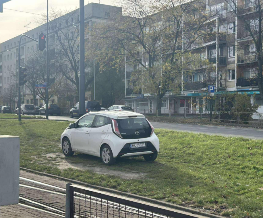 Numer rejestracyjny EL 853YY posiada TOYOTA AYGO - EL853YY