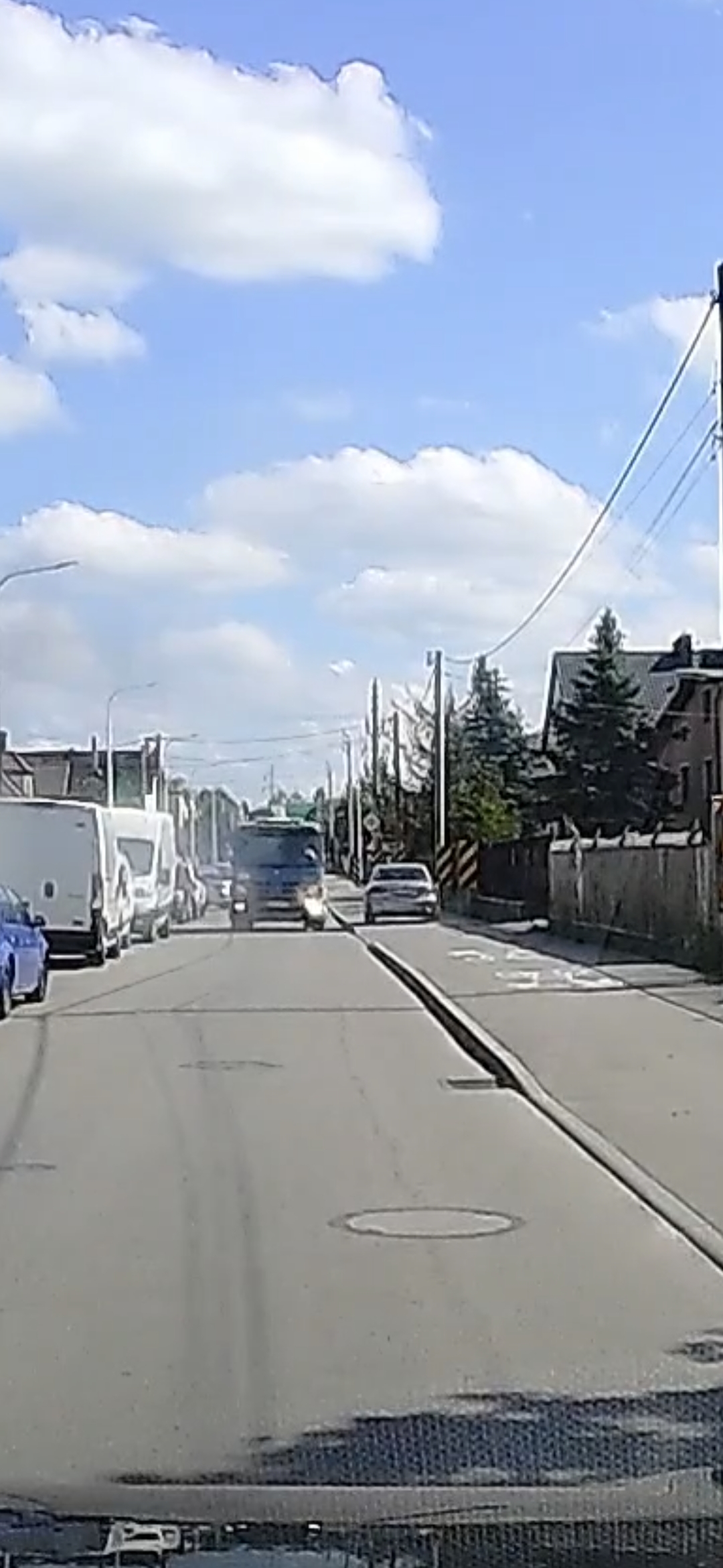 Idiota - z całym impetem wjechał dwa razy na ścieżkę rowerową na drodze pomiędzy blokami i dwoma ...