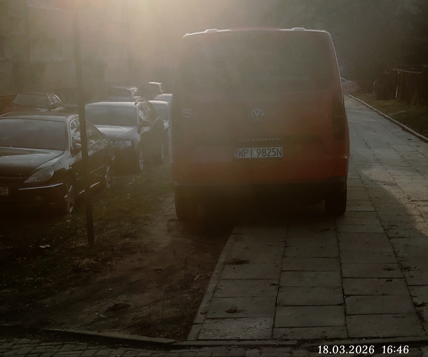 Jazda po chodniku (1500zl) wzdłuż boiska szkolnego przy Rydla 1 w celu zaparkowania na trawniku(1000zl) ...