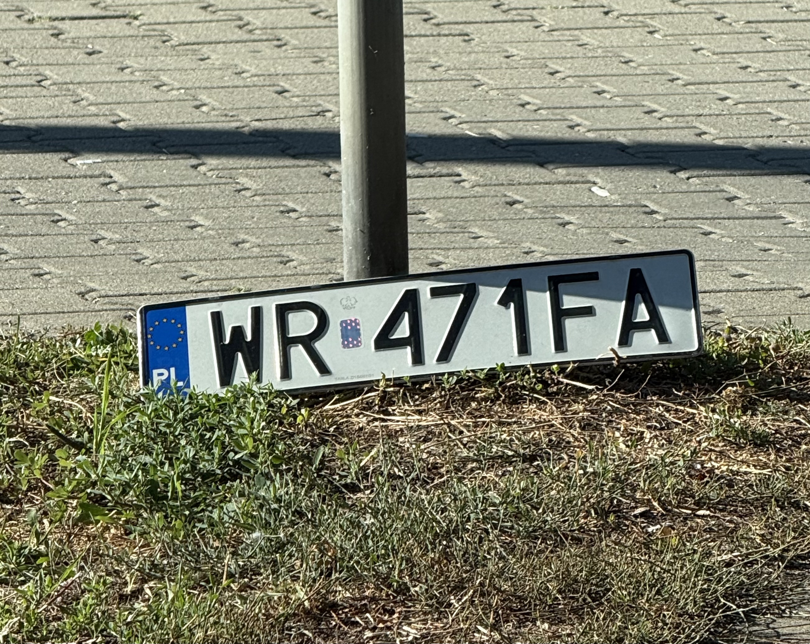 Tablica leży w Radomiu na rondzie przy Mireckiego