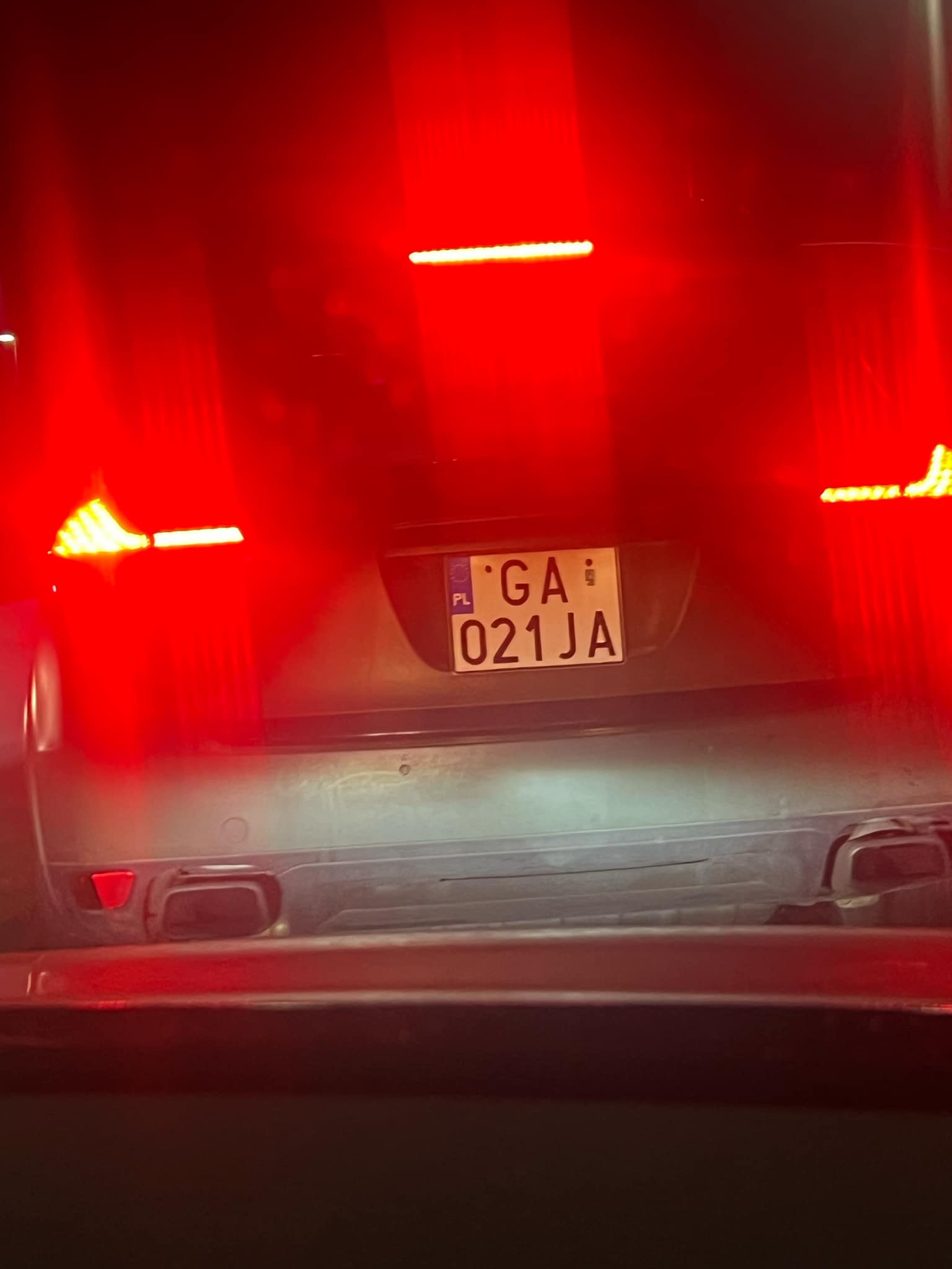 W dniu 16.11.2024 na drodze z Gdyni do Sopotu zepchnął z drogi i również uszkodził lusterko pojazdu. ...