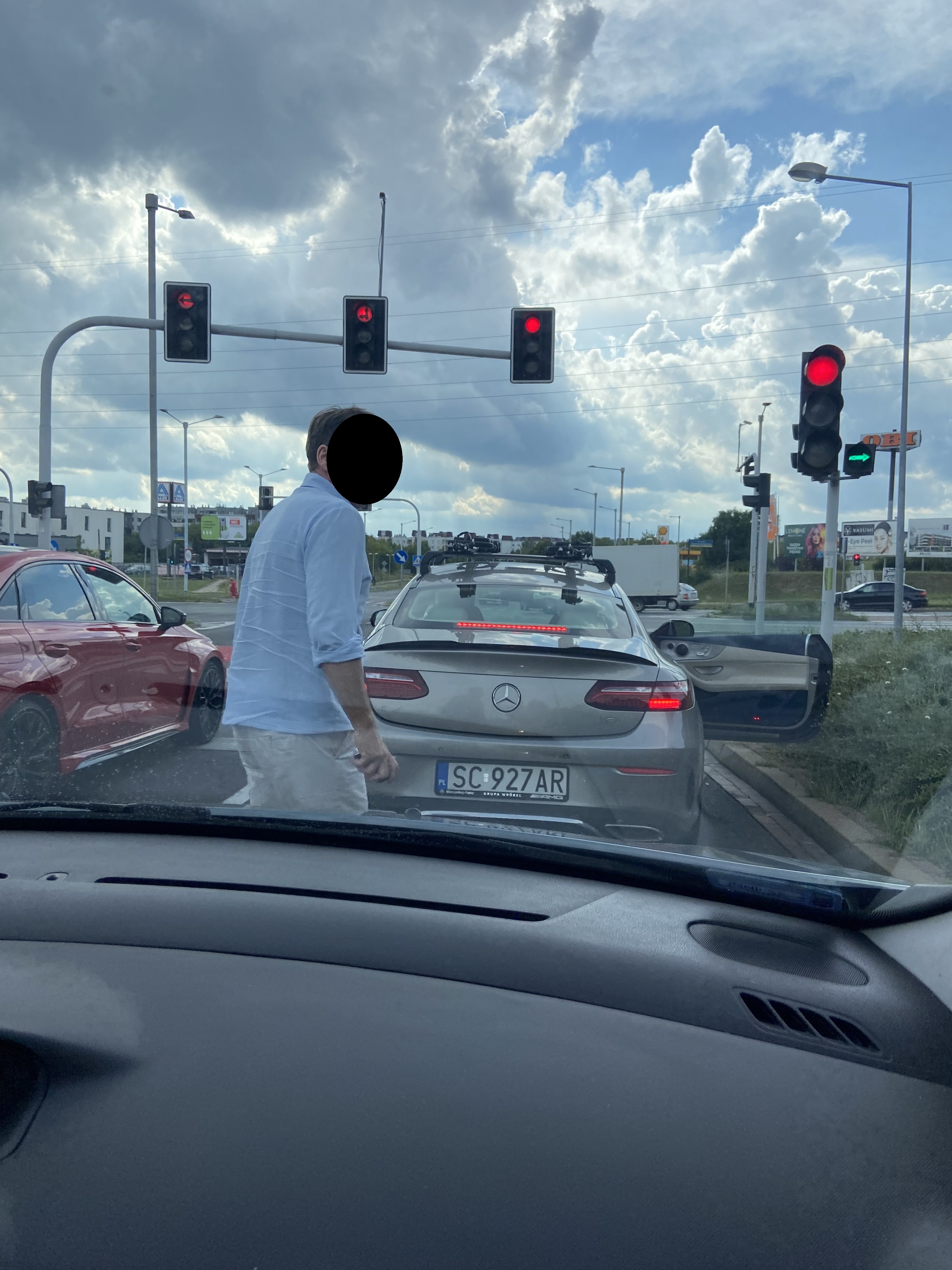 Hehe, to jest pi*da, nie kierowca, trzeba było odpiąć pasy i otworzyć drzwi, ciota szybko spi3rdala ...