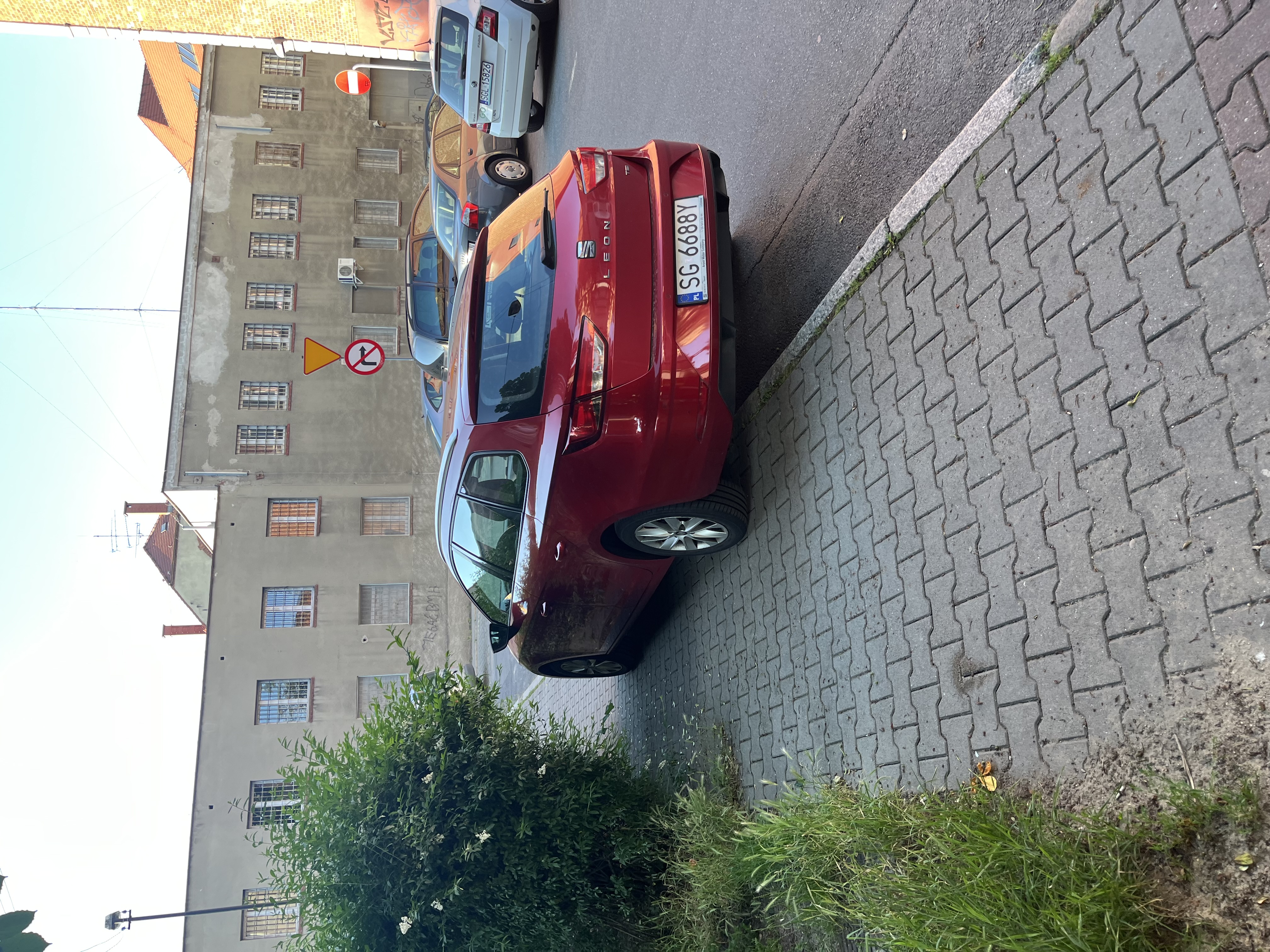 Mistrz parkowania w pojeździe o numerach SG6688Y