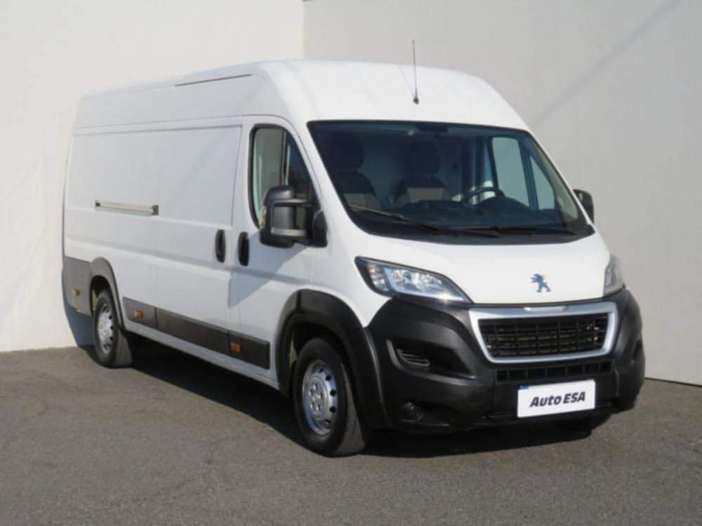 Numer rejestracyjny 4AM0760 posiada PEUGEOT BOXER