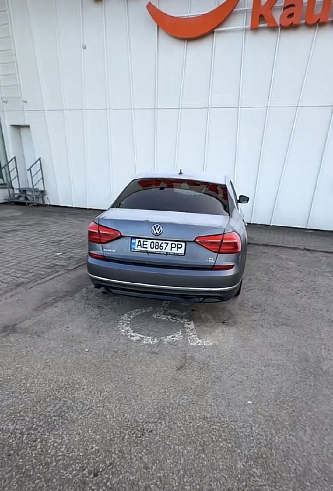 Mistrz parkowania w pojeździe o numerach AE0867PP