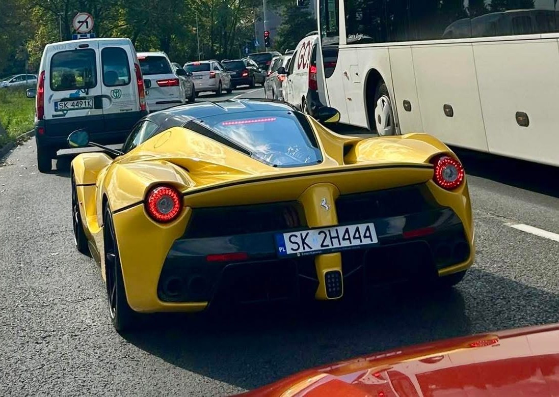 Numer rejestracyjny SK 2H444 posiada FERRARI F12 MR`12 E6 Berlinetta F1 - SK2H444