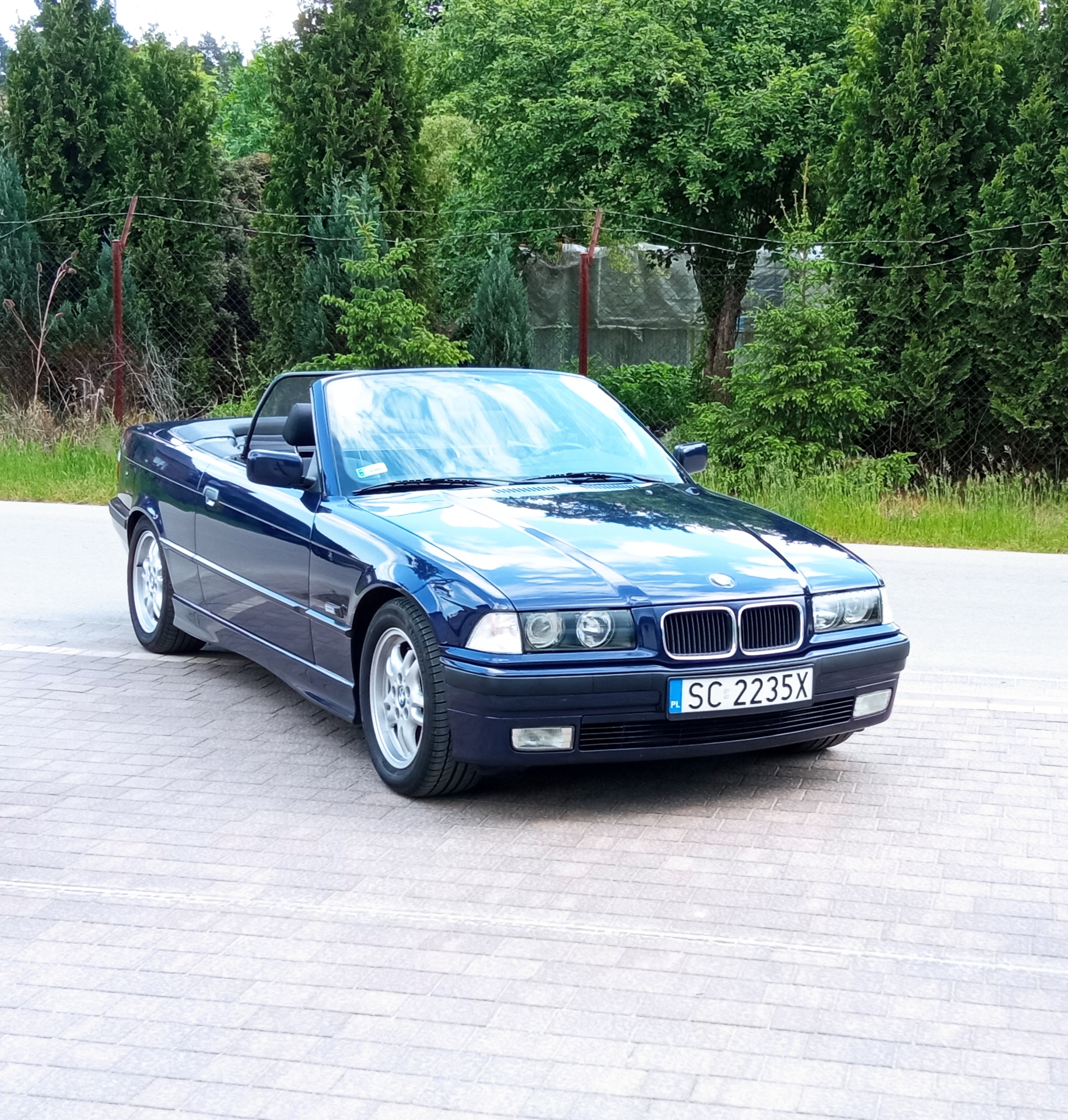 Numer rejestracyjny SC 2235X posiada BMW Seria 3 318i Cabriolet - SC2235X