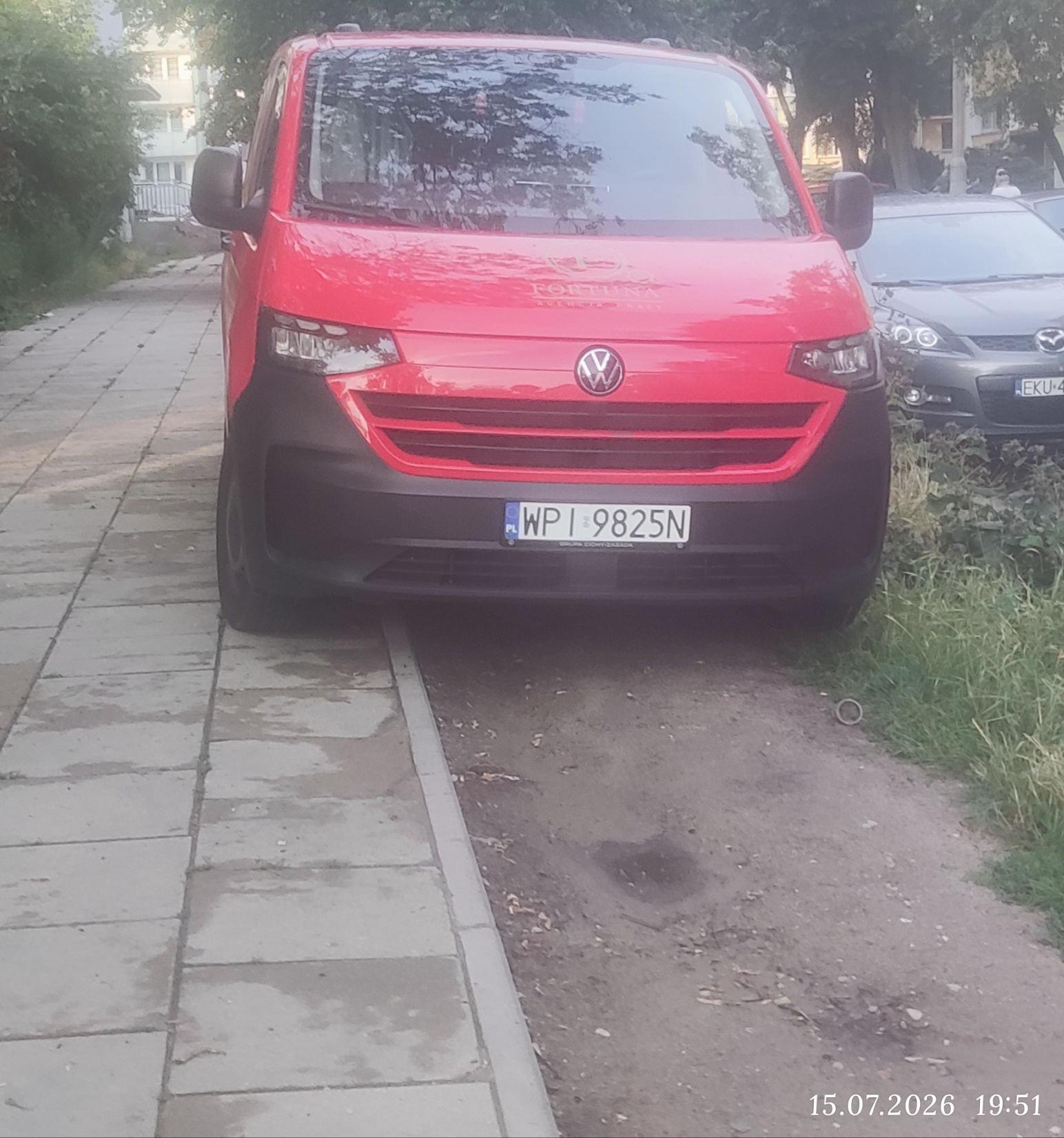 Nielegalne parkowania na trawniku i chodniku przy boisku szkolnym. DMC ponad 2.5t dodatkowo!