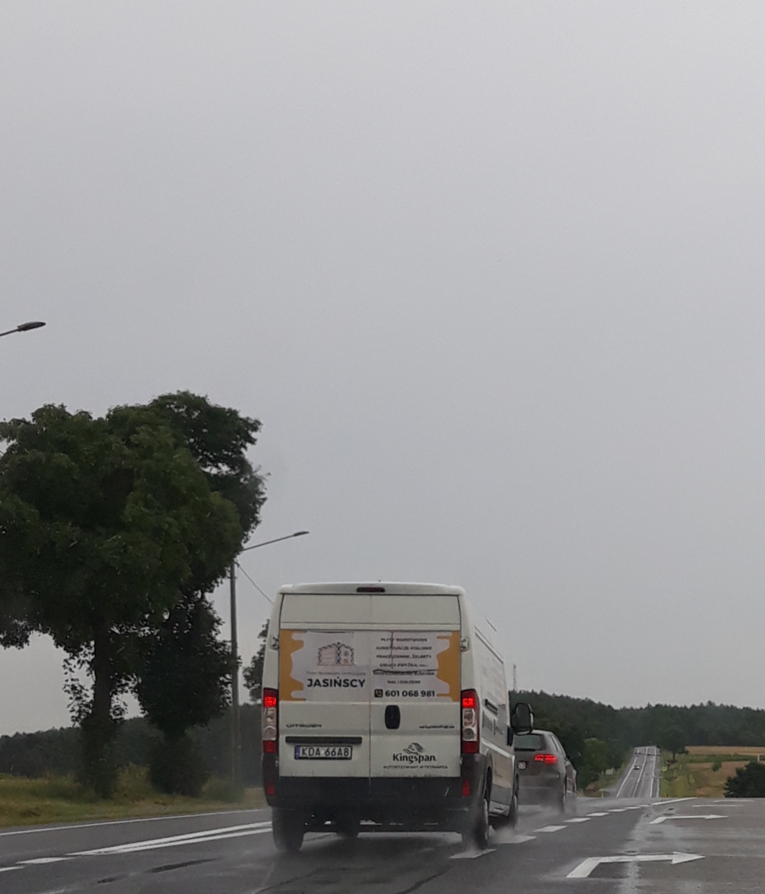Jak widać lubi jazdę na zderzaku widząc mężczyznę za kierownicą...