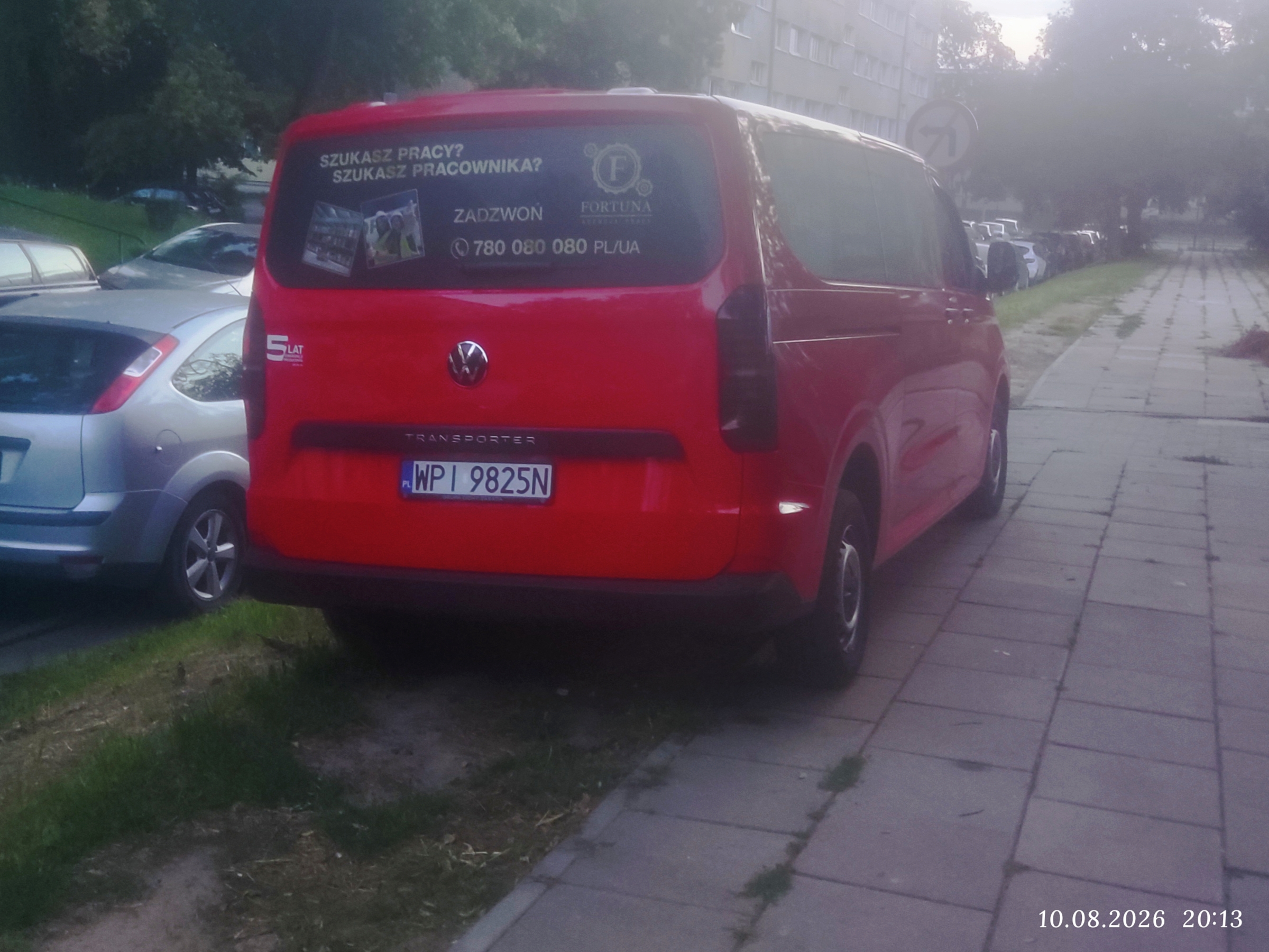 Jazda po chodniku wzdłuż boiska szkolnego w celu zaparkowania na trawniku z dala od krawędzi jezdni, ...