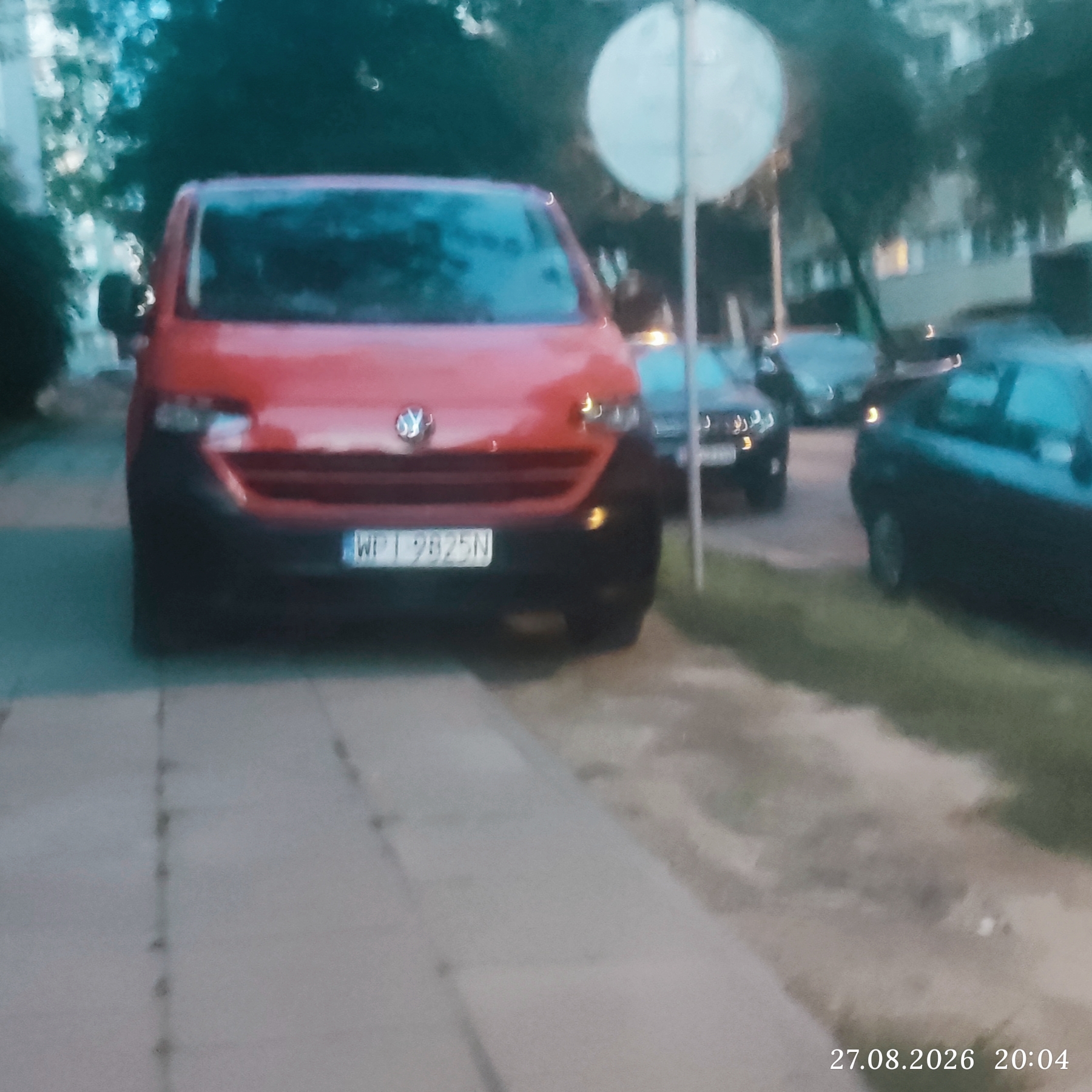 Jazda po CHODNIKU wzdłuż boiska szkolnego. <BR>Parkowanie na trawniku/niszczenie zieleni miejskiej. ...