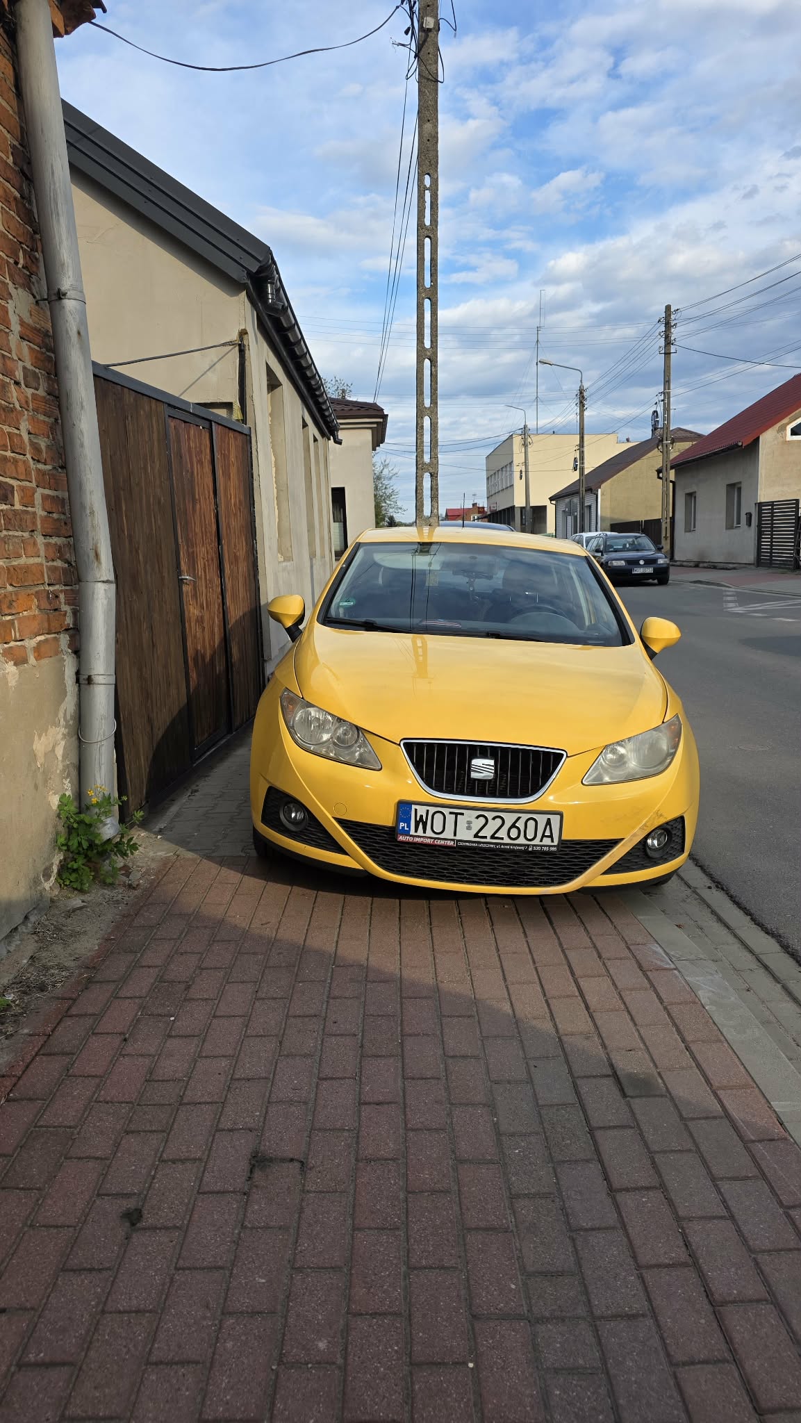 Parkowanie na chodniku. Jak ktoś ma przejść z osobą niepełnosprawną albo z dzieckiem w wózku.<BR>Karczew ...