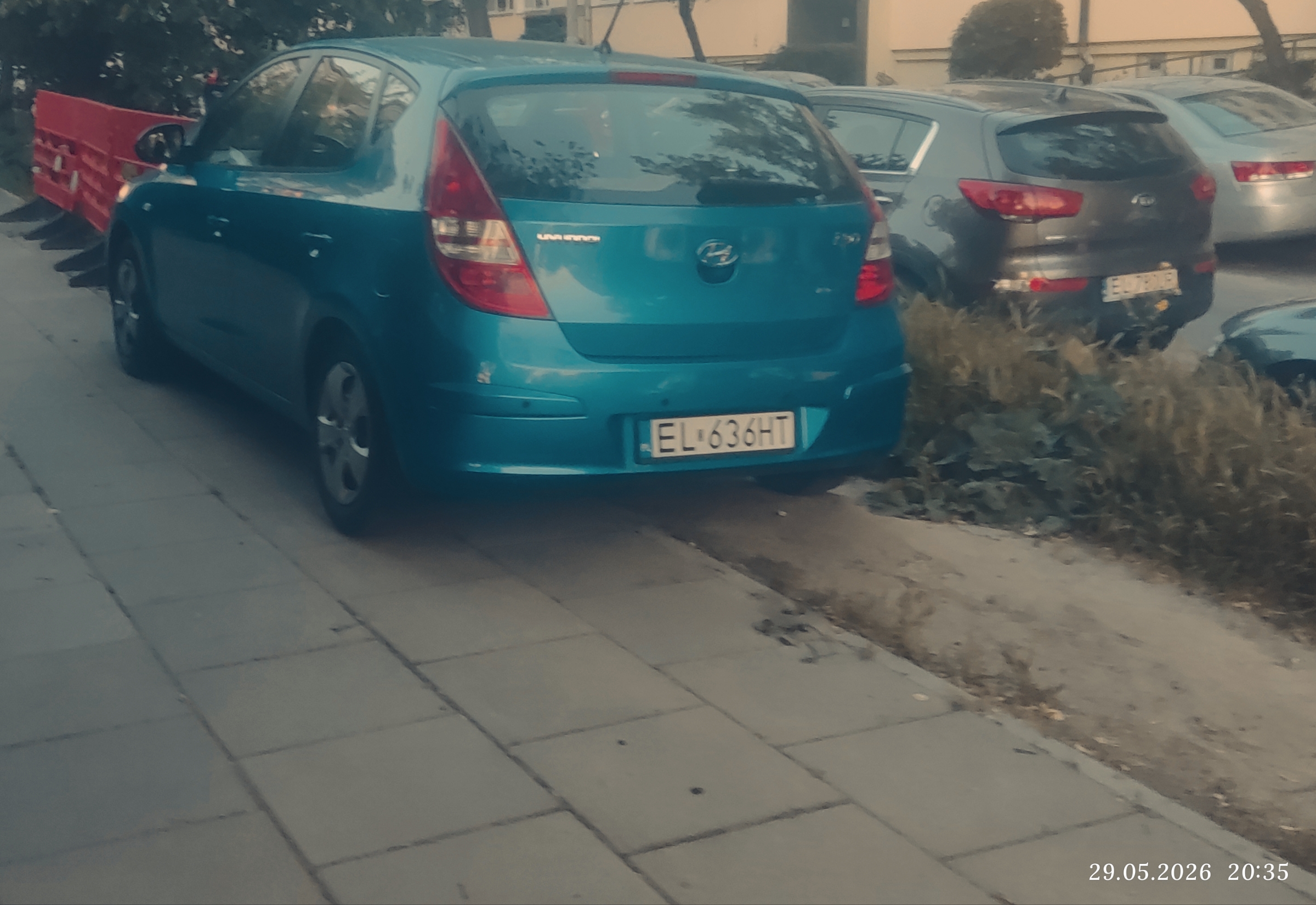 Jazda po chodniku wzdłuż boiska szkolnego w celu zaparkowania na trawniku z dala od krawędzi jezdni. ...