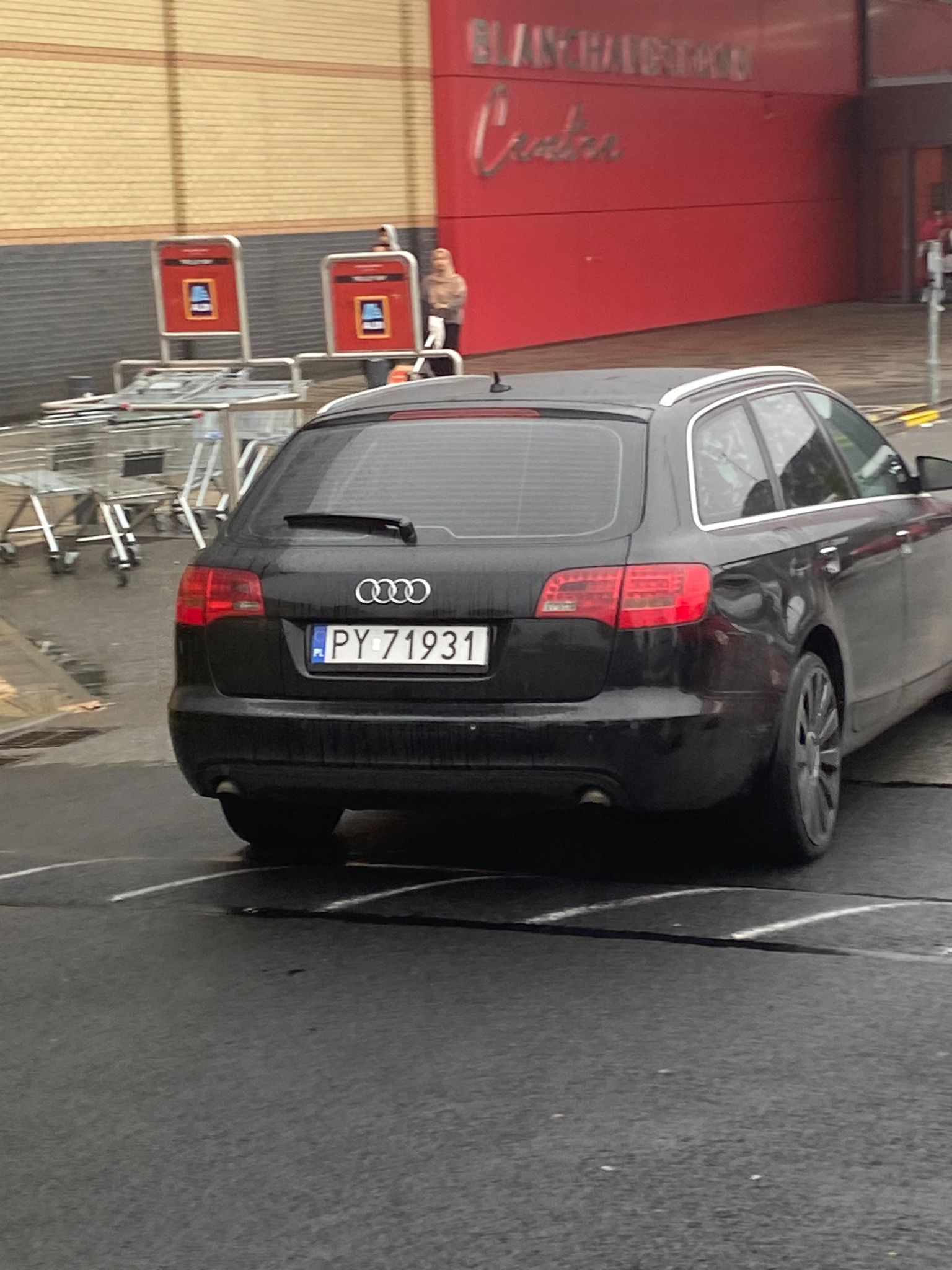 Samochód widziany w Irlandii poruszają się nim złodzieje sklepowi<BR>.