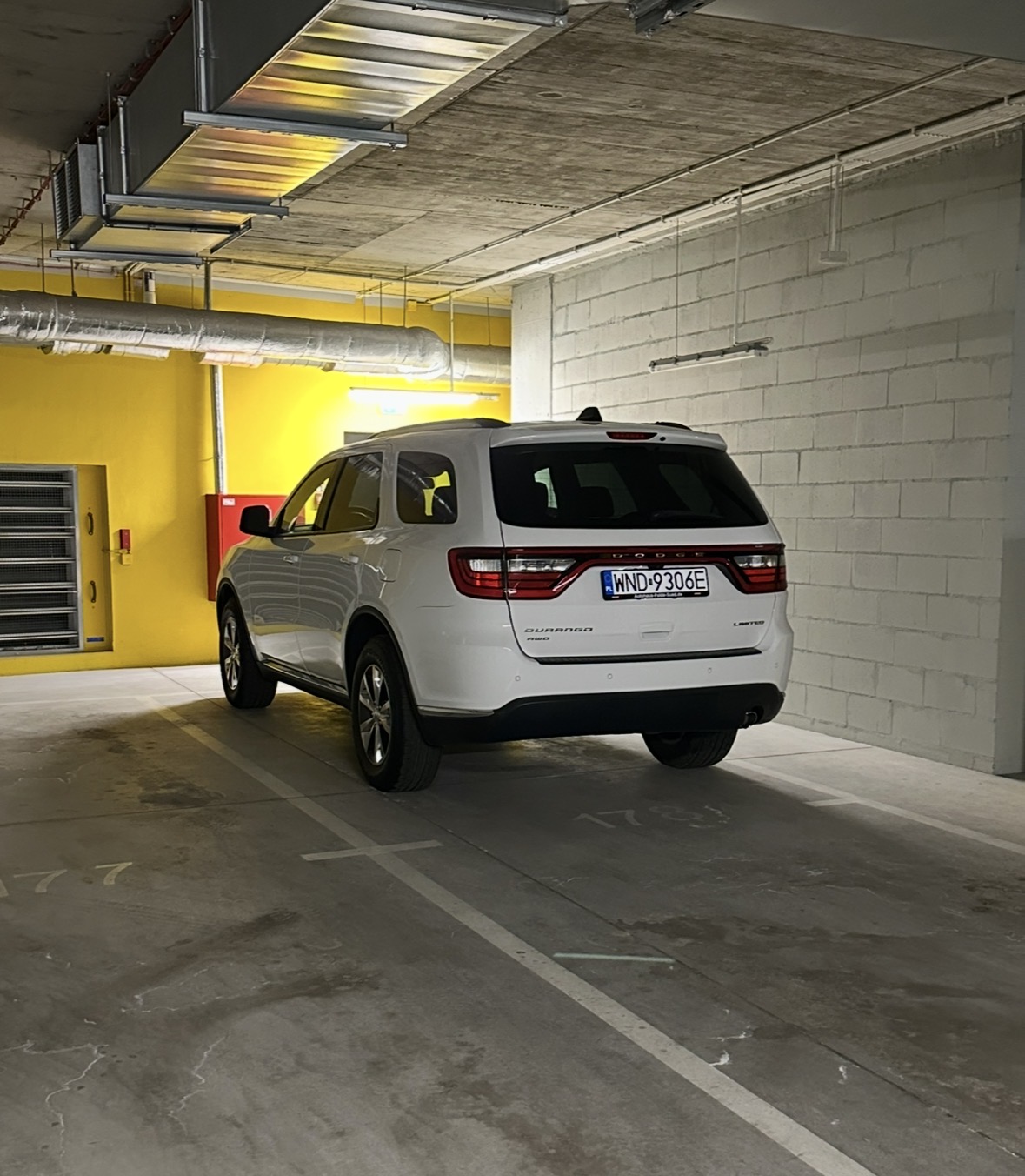 SAMOCHÓD STOI JUŻ OD MIESIĄCA NA PRYWATNYM MIEJSCU PARKINGOWYM BEZ ZGODY , BRAK JAKIEJKOLWIEK REAKCJI