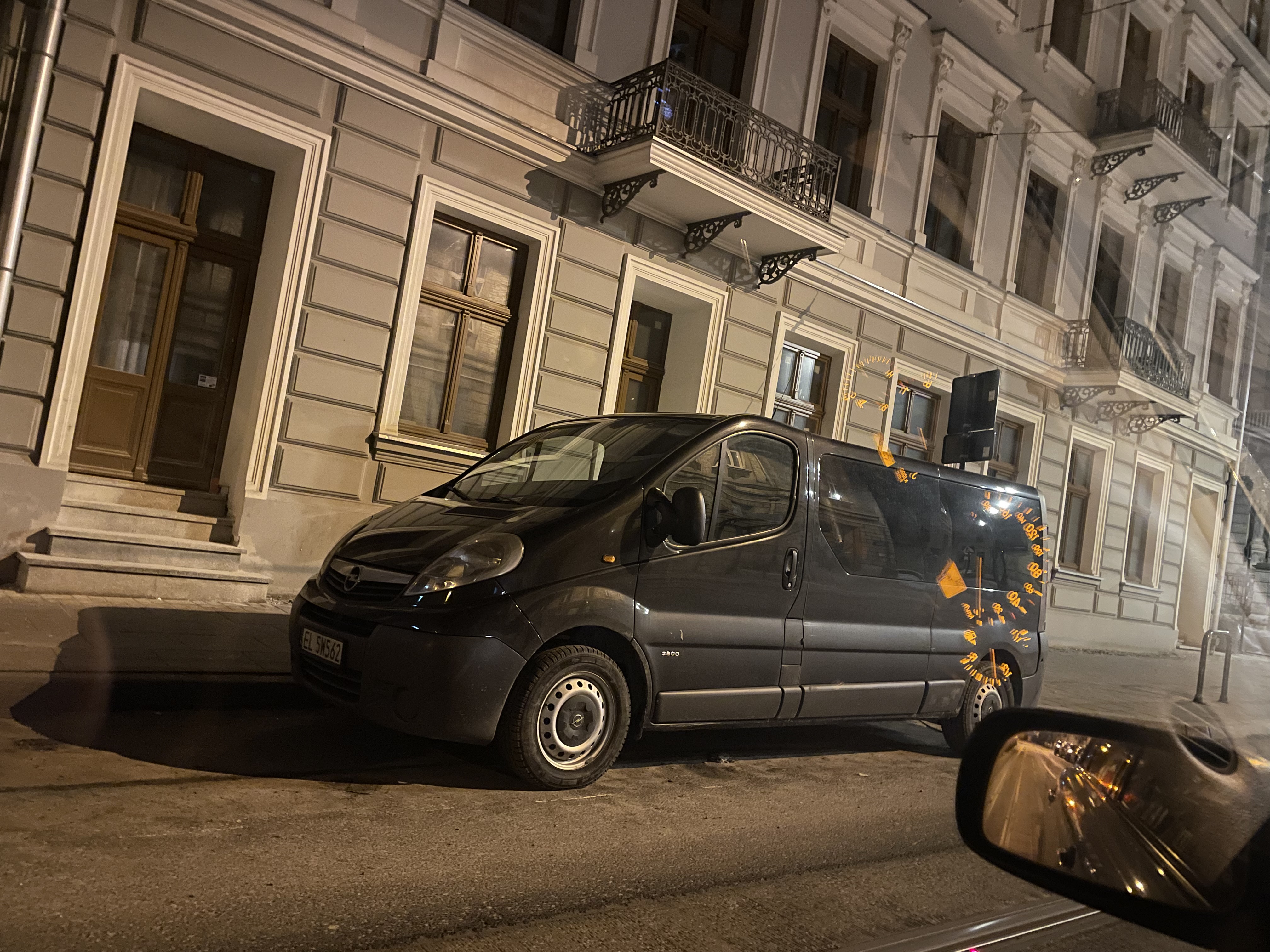 Proszę weryfikować dane tam jest takie miejsce parkingowe wjazd do parkowanie a przed samochodem jest ...