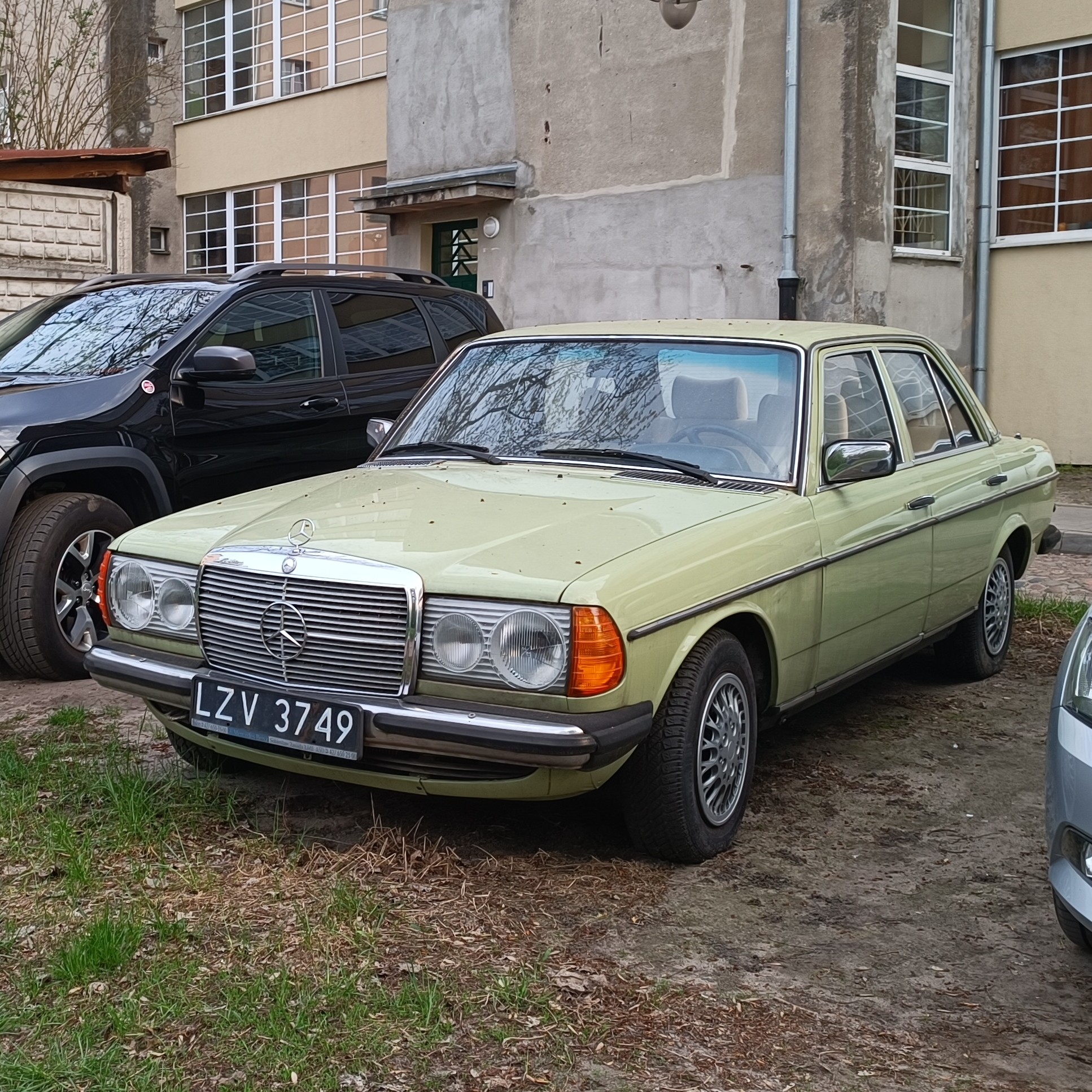 Numer rejestracyjny LZV 3749 posiada MERCEDES-BENZ 210 2.5t 210 2.5t - LZV3749