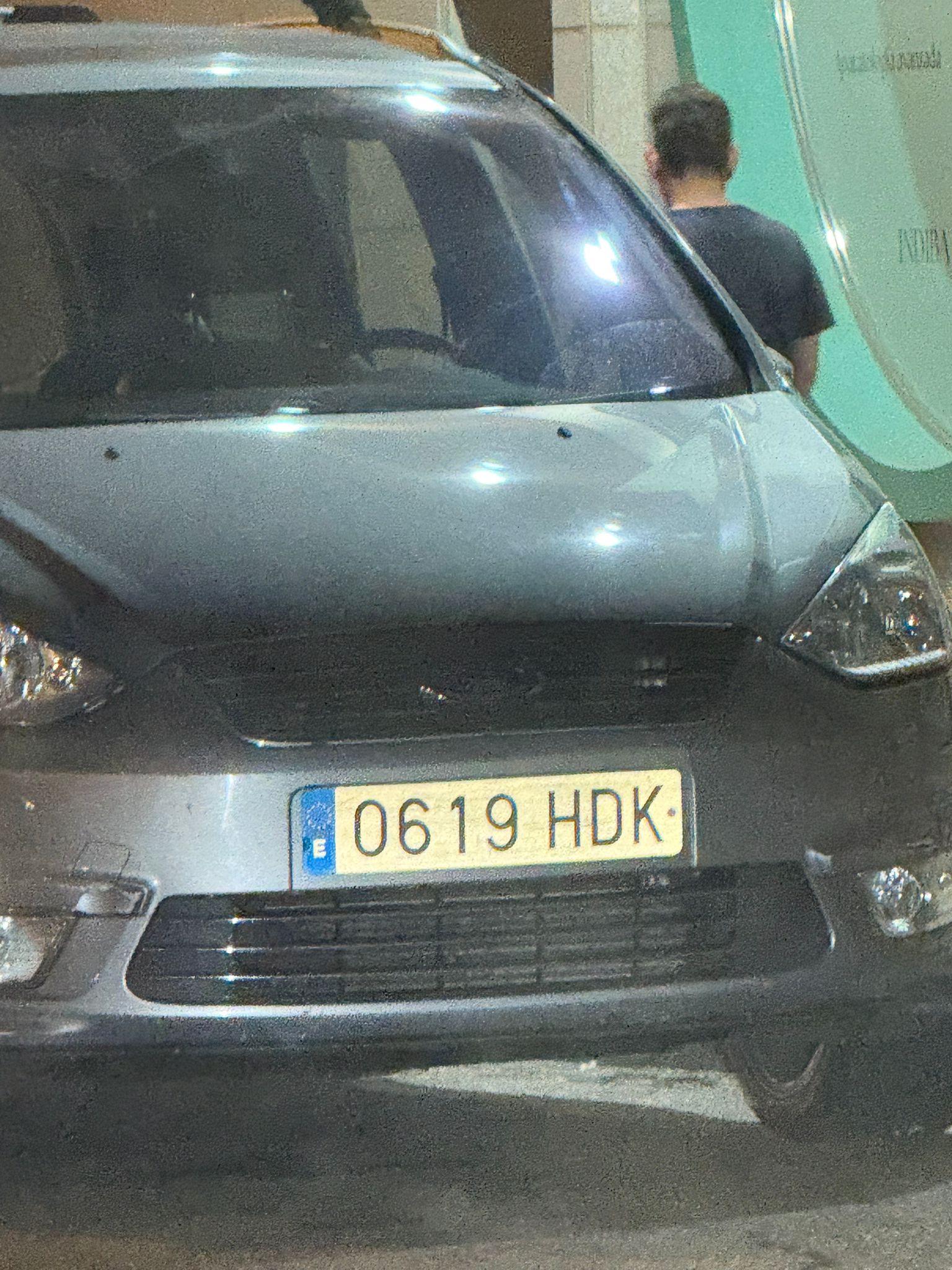 Me gustaría saber quien es el propietario, ya que aparca muy muy mal frecuentemente en mi calle.